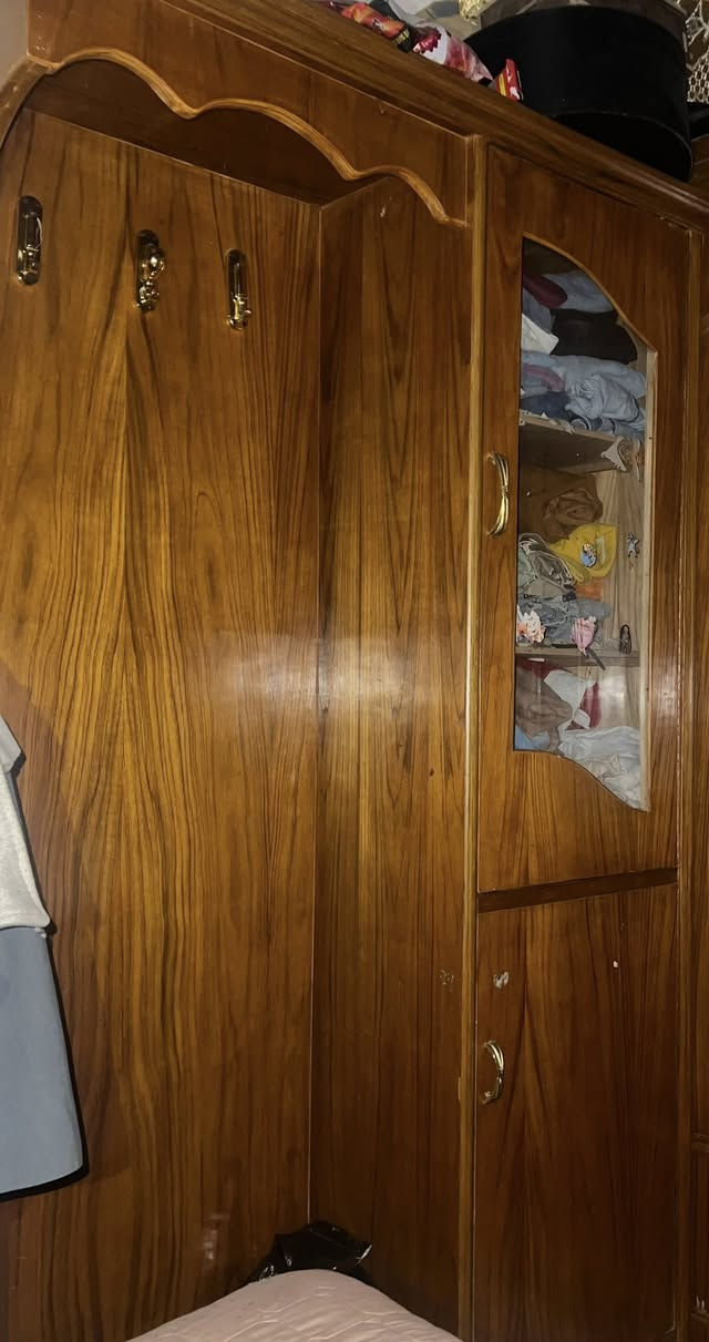 غرفه للبيع نضيفه نجاره عراقي ريدتهه ب مليون و 750 وبيهه مجال
متكونه من كنتور 5 باب 
ميز عدد 2 
جربايه 
زاويه 
ميز تواليت 
***********
