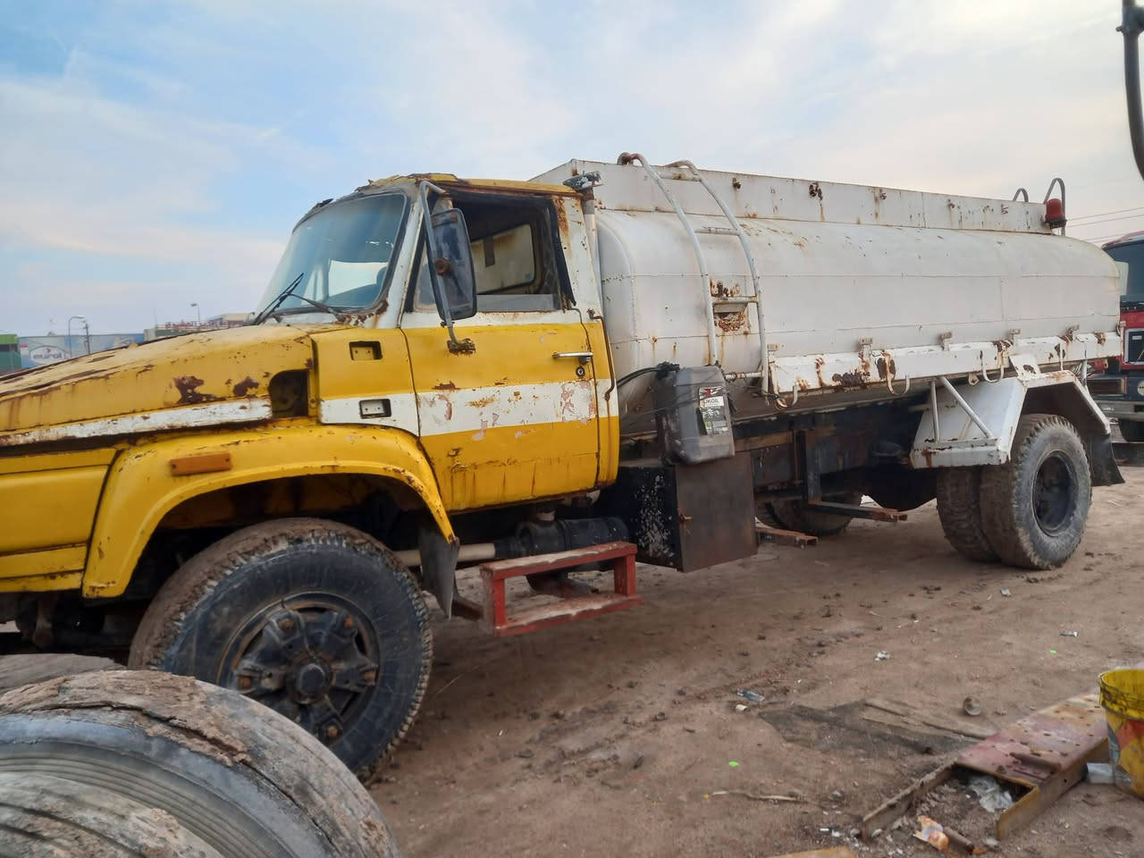 اللبيع نيسان مديل 92  سيارة جاهزة بس القمارة تعبانة رقمهة الماني بصرة المكان البصرة دير  
***********
