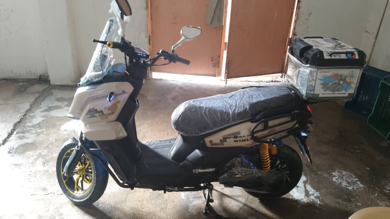 سلام عليكم شباب دراجة اباجي معروضه للبيع موديل2026مستخدمه عشرين يوم دراجه مكفوله وكلشي مابيها سرعتها 136اربع نمر وعلفحص دراجه جبليه وتمشيك مسافه كلش طويله  بطارياتها 6مسطره احسن بطاريت بسوك ودراجه تاخذها عل فحص الستفسارر
***********واتساب وشريحه شغالات ولدراجه رايدها بـ1100
