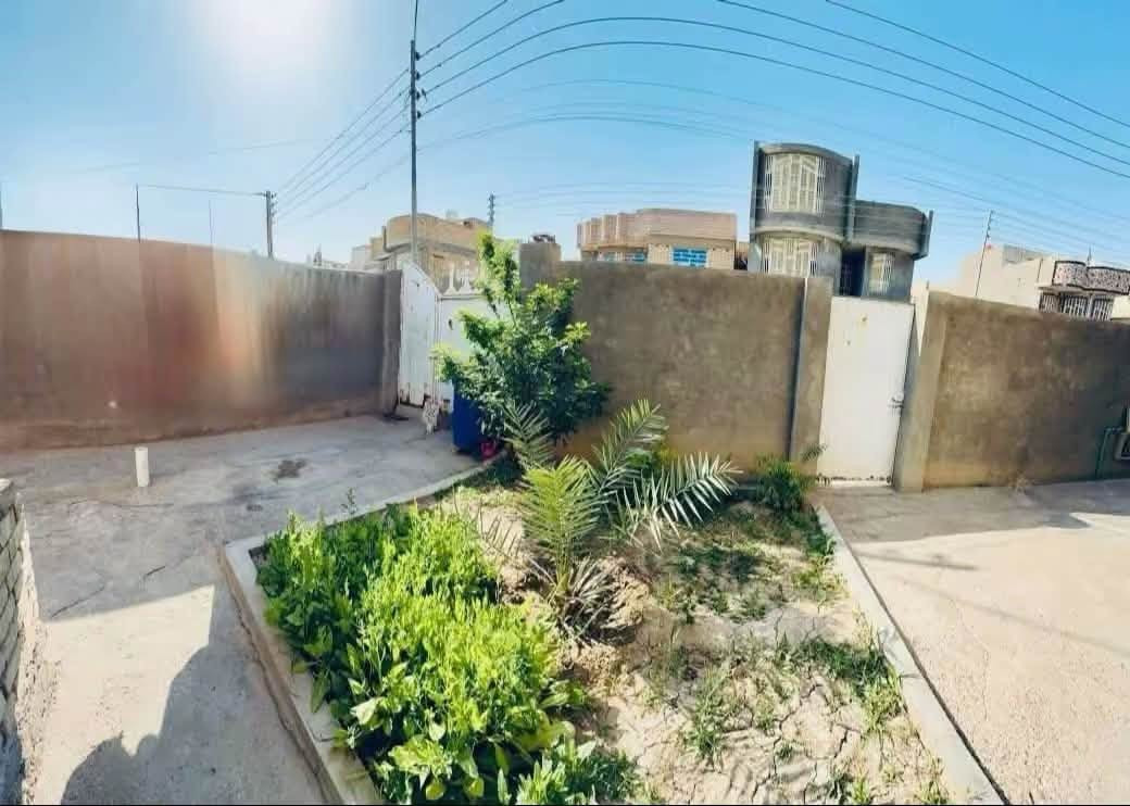 دار سكن حي الصادق المساحة276_ركن
📍حي صادق 
📍ثالث بيت على شارع 
بناء حديث وخارطه حديثه گونكريت
يحتوي البيت 
كراج +حديقة + استقبال +صاله كبيره + غرفه نوم 🛌 + مطبخ🧑‍🍳حار وبارد + مجمع صحيات داخلية وخارجية🛀
 للأستفسار يرجى الأتصال
 على الارقام التالية 
***********
#نستقبل_طلباتك مكتب الثقة
