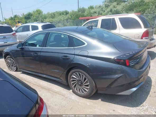 ( العز للمزادات الامريكية والكندية )
📣 اعلان مزاد : بيع مباشر 
✳️ نوع السيارة :-هونداي سوناتا هايبرد لمتد 2024
الموديل :-2024
نوع الوقود :- (هايبرد)
سعة المحرك :- 2.0,
السعر : $13,000____130 ورقه 
المسافة المقطوعة: 16,778mi
تاريخ المزاد :- بيع مباشر 
الضرر :ـ كما موضح في الصور
—————————————
* ملاحظة : جميع سيارات الهايبرد او الكهرباء تكون معفية من الكمرك والضريبة ويكون الرقم على الدولة .
—————————————
 ✅ بالإمكان ادخال السيارات بكتاب الشهداء👍🏼
 ✅ بالإمكان ادخال السيارة بكتاب الضباط المتقاعدين 
أو كتاب شهداء 
—————————————
✳️ الشراء من جميع الولايات الأمريكية
✳️ خط شحن على افضل شركات الشحن وأسرعها 
✳️ تأمين شامل للسيارة 
✳️ كار فاكس مجاني 🆓 
✳️ سستم وتطبيق تتبع للزبون لمتابعة سيارته اول بأول 
✳️ افضل أسعار الشحن وأنسبها 
 ✳️ تخليص جمركي متكامل للسيارات وإيصالها إلى جميع محافظات العراق 
—————————————
العنوان :- الأنبار - الخالدية - قرب جسر الصديقيه
📞رقم الهاتف : ***********
📞رقم الهاتف : ***********
*رابط كروب الواتساب*
https://chat.whatsapp.com/BqhJx5PxsY77aTaBmqgCh2
