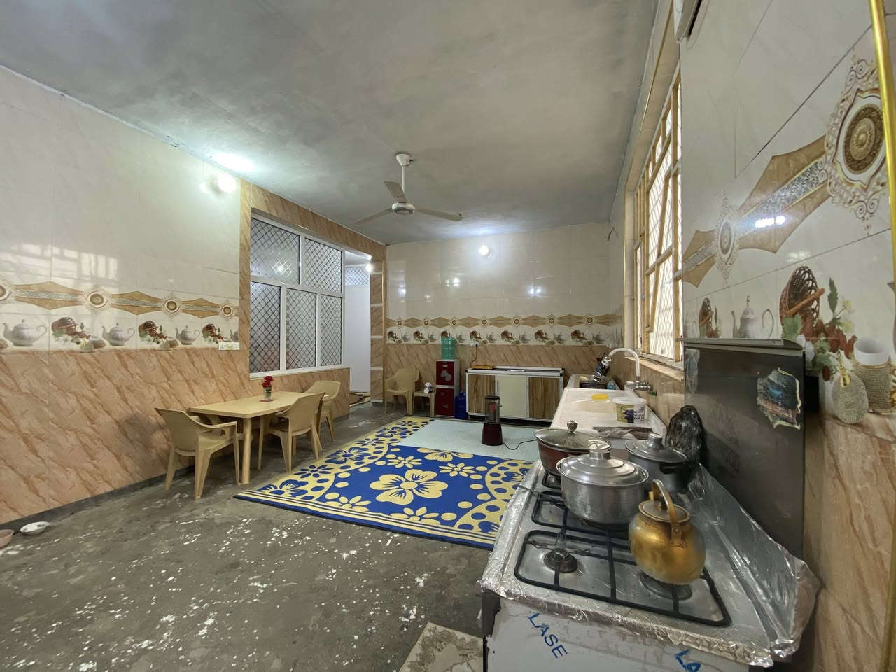 السلام وعليكم الدار للبيع
مساحه 260م
يحتوي ع3 غرف 
حمام خارج داخل 
الموقع خلف مطعم الموسوي
للاستفسار ***********
