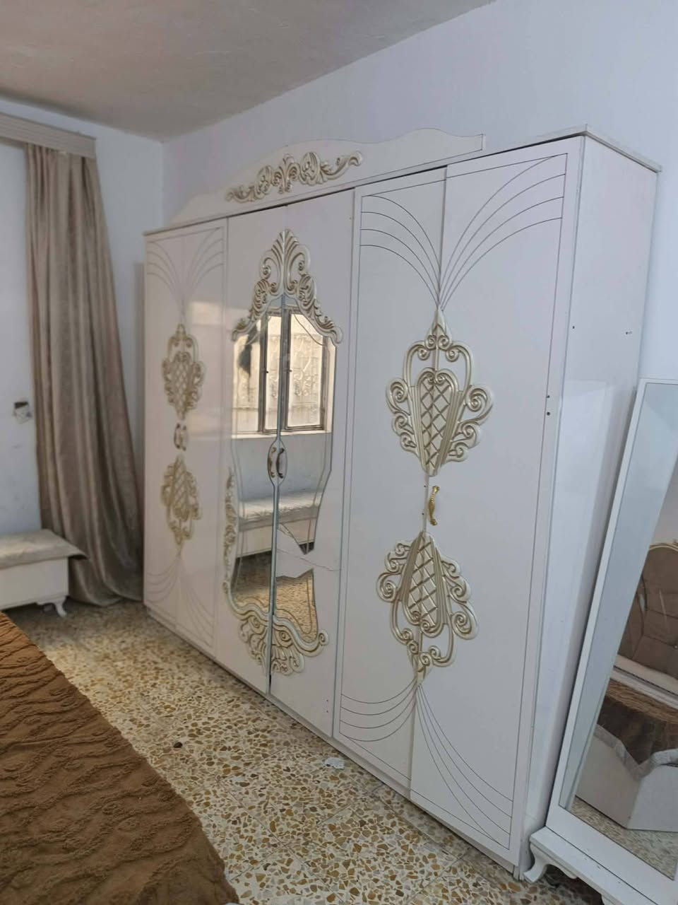 غرفه نوم نضيفه جدا سعر ٢٥٠الف قفل عنوان جسر ديالى لقديم رقم بي وتساب فقط ***********
