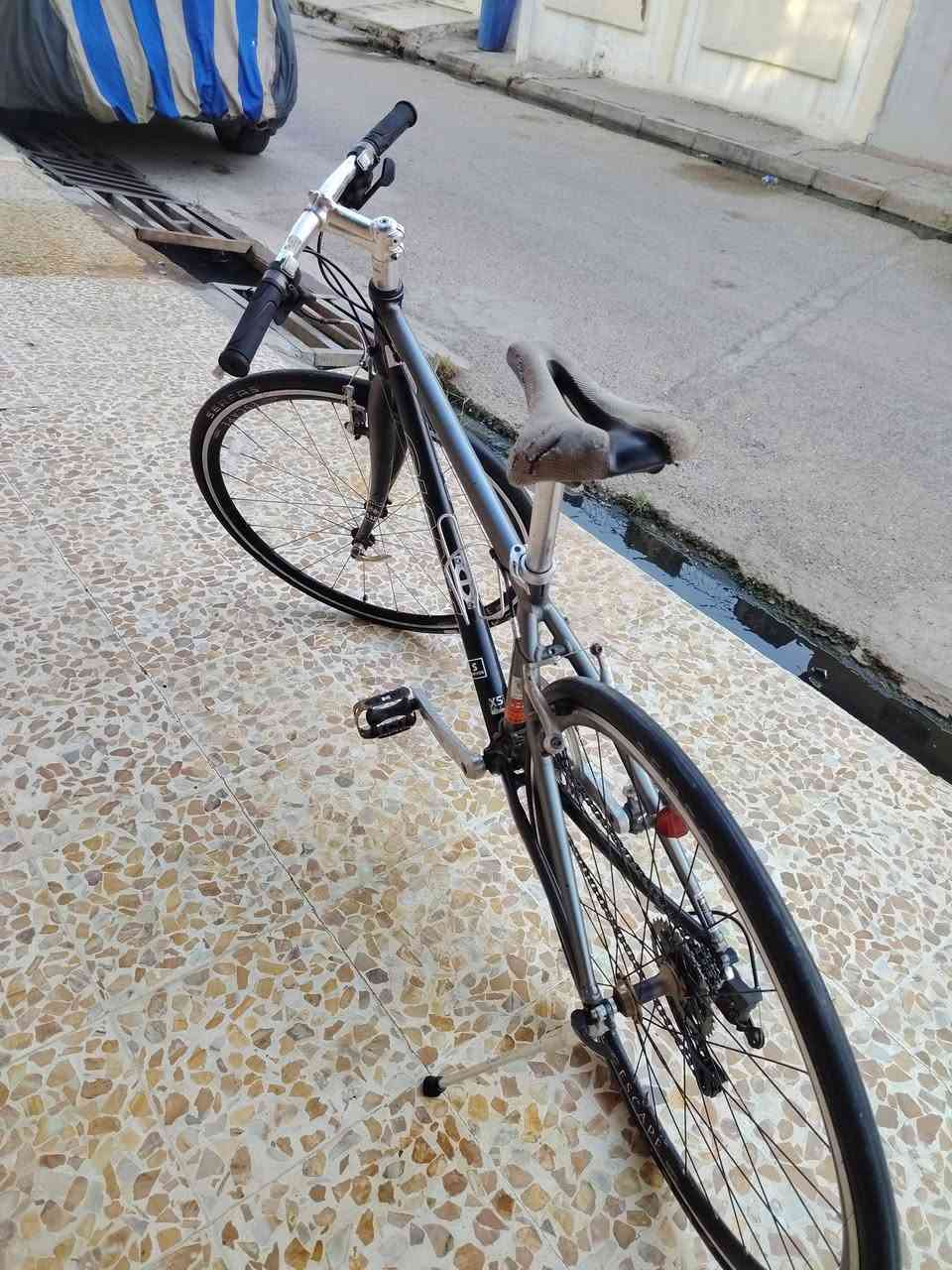 للبيع باسكل C700 ماركة جينت حجم 28 شرط النضافة كدام العين الوزن خفيف حيل حيل ريشة ما مستعمل مال حاوية بريكات شرط بال مكان كير خلفي 8 امامي 3 تايرات كتان أصلي ويالة شرط 
السعر 180  رقم الهاتف كورك  *********** آسيا ***********
