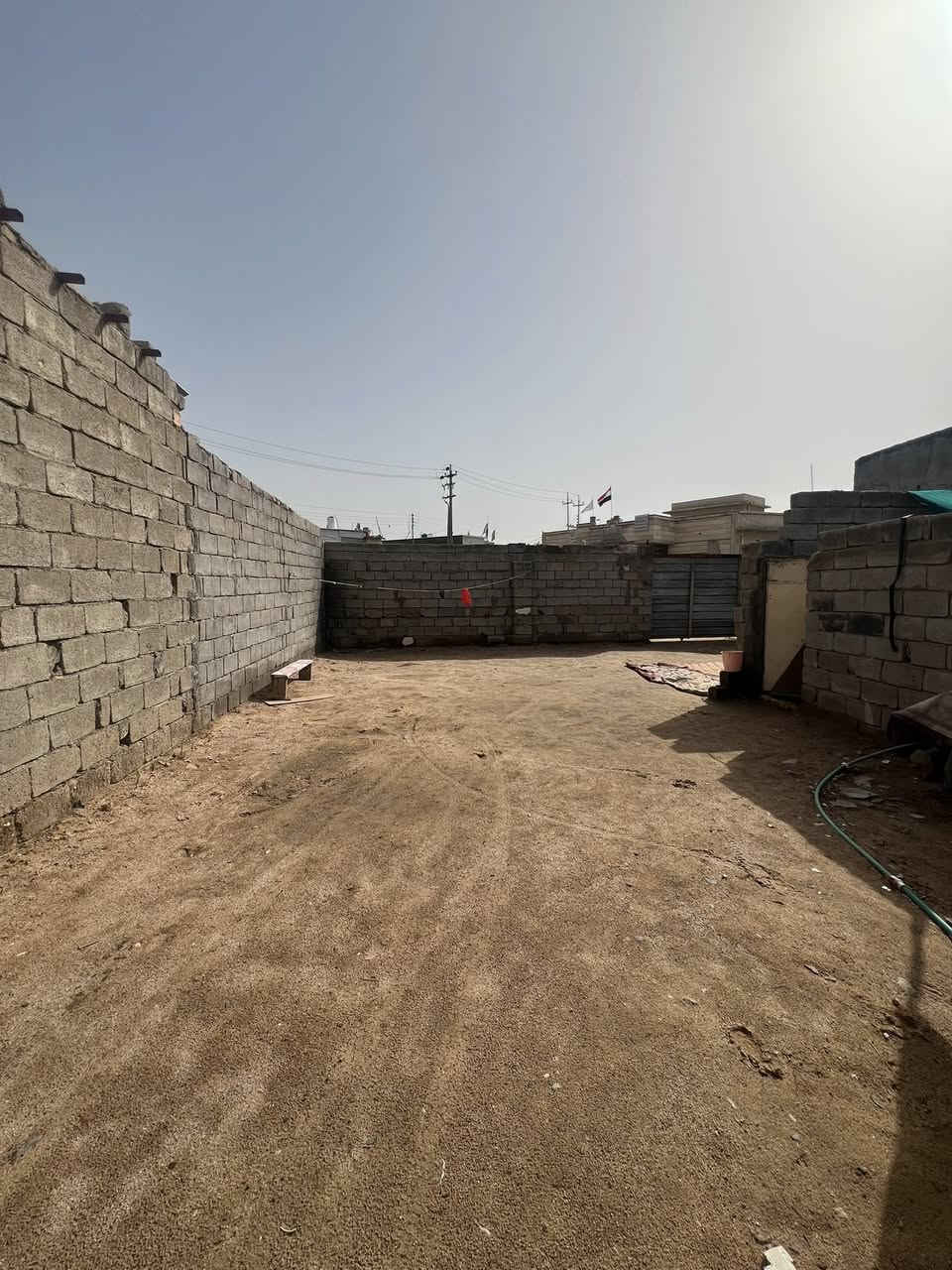 بيت للبيع في ابي الخصيب العوجه الوسطي قرب مستوصف الصديقه الدار وقف شيعي يحتوي على ثلاث غرف نوم وصاله ومطبخ  واستقبال وحمام داخلي وخارجي  المساحه ٣٠٠م النزال ٢٠ والعرض ١٥    الموقع خدمي      السعر 50 وبي مجال قليل.                 الاتصال ***********
