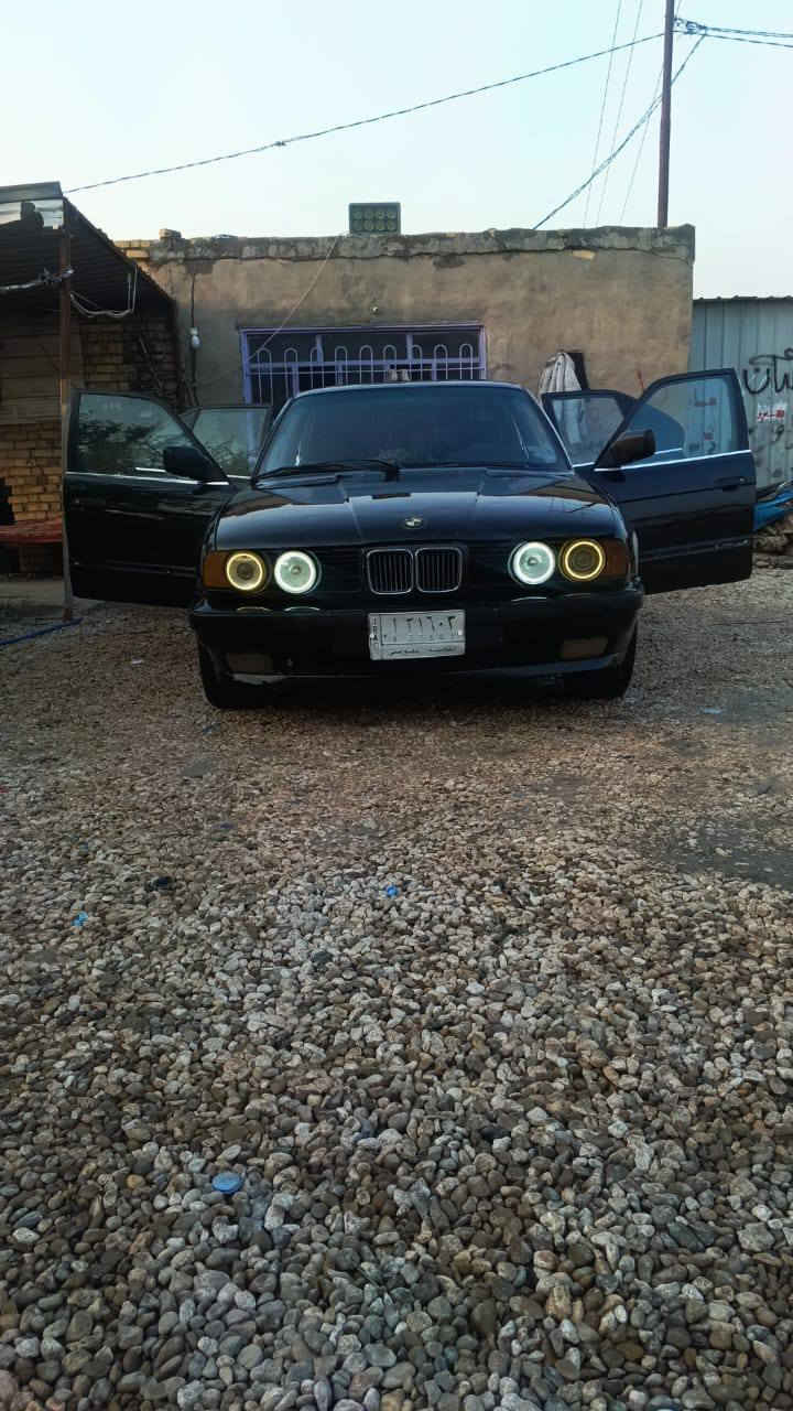 السلام عليكم 
بي ام دبليو  520 موديل 1991
السيارة محورة محرك گير 
ياباني vvt c9  تحويرة كاملة حاوية
يعني مكينه تخبل وقوية 
السيارة جاهزة من كلشي 
ربع ماتصرف عليها وين ماتريد اطلع 
حدادية جديدة 
غرفة جلد اسود
كشنات كهربائيّة 
لايتات زنون 
باتري جديد
السيارة مصبوغه جمالية ابد مامضروبه 
وحته بعدها ما مبولشه
مداور ثاني يوم 
مكاني ديوانية غماس 
السعر 38 وبيها مجال 
اقسم بالله العظيم السيارة صارت عليا اكثر من 50 
بس اشتريت سيارة من الشركة زيرو 
واحتاجيت فلوسها
للاستفسار 
مراسلة الصفحه 
او الاتصال على الرقم 
***********‬‏
***********

(ملاحظة) صور السيارة بدون ترايش 
حاليا شديتلها ترايش بالجوانب
