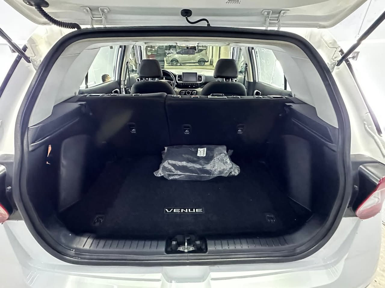 السلام عليكم هونداي فينو  
مديل : 2024
ماشيه :3400 mi
حجم المحرك : 1600 دبل نوزل 
مواصفات : الفول 1/1
حادث موضح بالصور مكفوله من الدواخل باب الخلفي مبدل نفس الون وباب السايق على كد الضرر انصبغ يعني ربع الباب ايرباك برده فقط ومصلح .
 للاستفسار ***********
