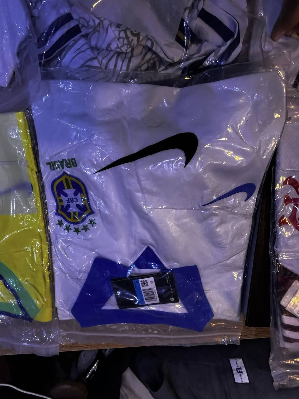 يابة دريسات اصلية وباركود للشركة مال برازيل الاصفر ٥ قطع قياسات شبابية سمول ميديم ولارج.  
 * مو نايلون الدرزن ب٥٠ لو مدري.  
اصلي اصلي اصلي فئة لاعب
تريد شلعة  ١٠ دريسات ب١٢٥ الف واذا مفرد غير سعر يعني اصلي وسعره ب١٢،٥٠٠ هاي اذا شلعة واذا مفرد الواحد ب١٥. وتنورني خاص اذا شراي. واتساب *********** مكان بغداد
