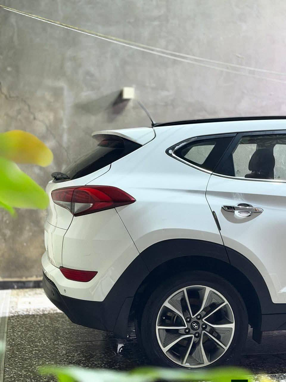 السلام عليكم للبيع 
توسان 2018
خليجي مكفوله كفاله عامه  
مكفوله من الشخط والبارد 
ماشية 58الف  حقيقي  يعني بحاله الوكاله 
رقم بغداد نكليزي   
المواصفات سبير منازل 
بنراما 
كامره 
يدات نيكل
مري شفط
اشاير بلمري 
تحكم بوضع الاناره الداخليه
لد نهاري بلماصده
لد نهاري بدعاميه
ثلاجه بجكمجه
تحكم ستيرن 
مثبت سرعه 
ادراكشن 
ثلاث وضعيات قياده 1-ايكو اقتصادي2-نورمال عادي3- سبورت رياضي
تبريد قطعتين 
مكينه 2000
كامرة دوارة 
للستفسار / ***********
