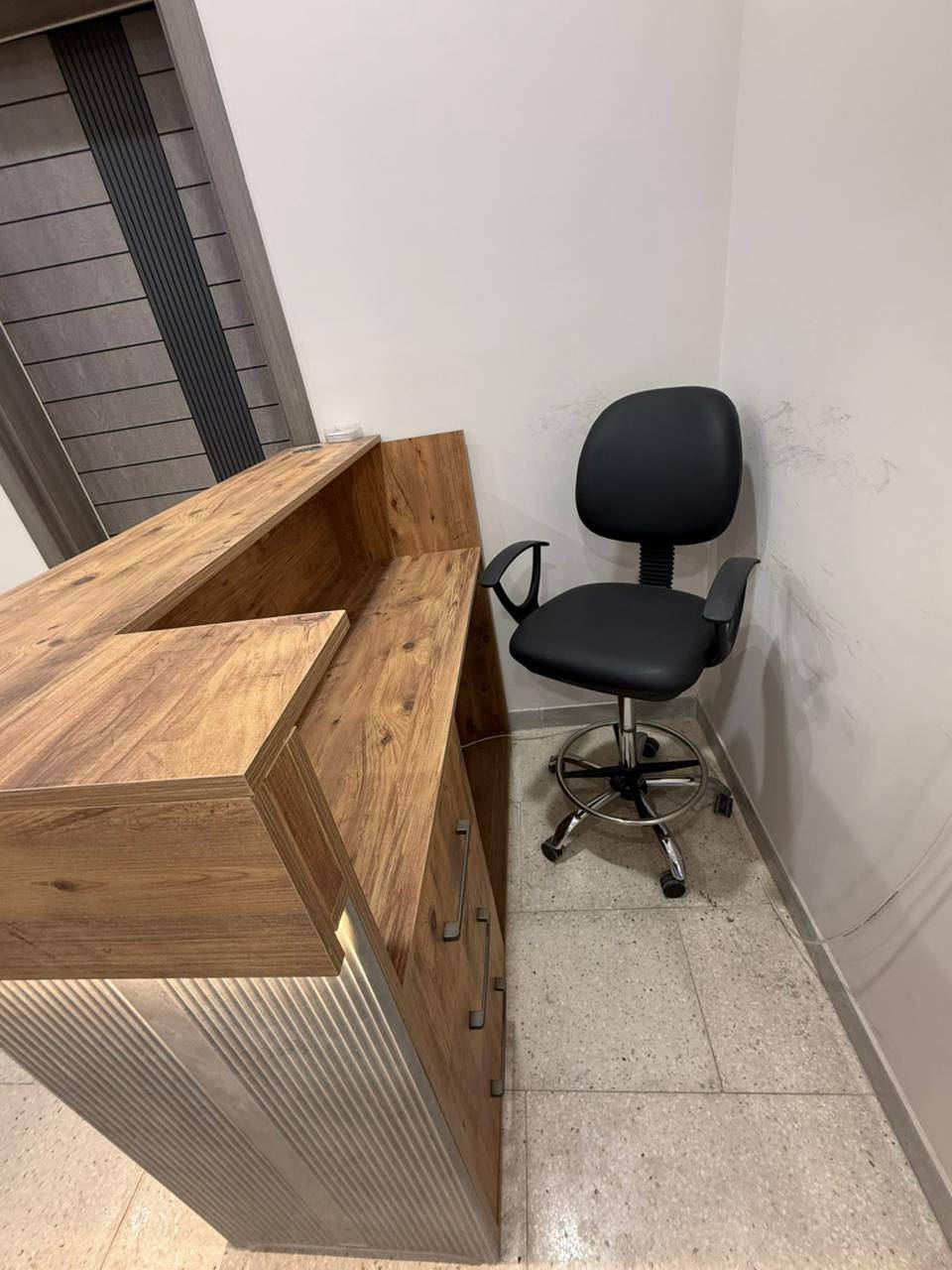 عليكم السلام
عيادة للبيع حديثة وجديدة جداً
تحتوي على

جهاز اشعة
مكتب
مكتب رسبشن
ثلاجة صغيرة
سبلت
حوض سمك
تخم
تلفاز
ميز ادوات 
سدية تجميل 
مكانها بغداد الدورة


**إذا كنت صاحب هذا الإعلان وتريد حذفه لأي سبب، رجاءا أرسل رسالة إلى الدعم الفني**