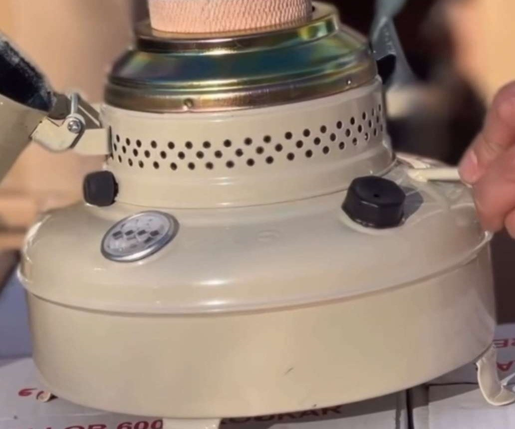 صوبة علاء الدين نفطية كلاسيك – NIKOOKAR (موديل Valor 600)

الاستخدامات

تدفئة الغرف، المجالس، والمنازل في فصل الشتاء.

مناسبة للاستخدام داخل البيوت، المخازن، أو الأماكن التي لا يتوفر فيها كهرباء.

خيار عملي للتدفئة أثناء الطوارئ أو انقطاع التيار الكهربائي.

تُستخدم بالوقود النفطي (الكاز  النفط الأبيض).

المميزات

تصميم كلاسيكي قوي من المعدن يتحمل الاستخدام الطويل.

تعمل بدون كهرباء، اعتمادًا كاملًا على الوقود النفطي.

مزودة بمؤشر مستوى الوقود لمراقبة الكمية بسهولة.

نظام فتيل داخلي للتحكم بدرجة اللهب والحرارة.

قاعدة ثابتة بأرجل معدنية لثبات أفضل أثناء التشغيل.

شبكة علوية معدنية لتحمل الأواني أو توزيع الحرارة.

مقبض جانبي معدني لتسهيل الحمل والنقل.

فتحات تهوية محيطة لضمان احتراق متوازن.

تصميم آمن مع غطاء علوي للحماية.

المقاسات التقنية:

ارتفاع المنتج: 41 سم

قطر المنتج: 23 سم

محتويات الصندوق

صوبة علاء الدين نفطية NIKOOKAR

فتيل داخلي (مركّب)

عبوة التغليف الأصلية

الملاحظات

تعمل على الوقود النفطي فقط (نفط أبيض).

يُفضل استخدامها في مكان جيد التهوية.

لا تحتاج إلى كهرباء أو بطاريات.

قد يختلف لون الطلاء أو تفاصيل بسيطة حسب الدفعة.

قياس الكارتون:

الطول: 24 سم

العرض: 24 سم

للحجز والاستفسار مراسلة الصفحه 🫥

الارتفاع: 42 سم


**إذا كنت صاحب هذا الإعلان وتريد حذفه لأي سبب، رجاءا أرسل رسالة إلى الدعم الفني**