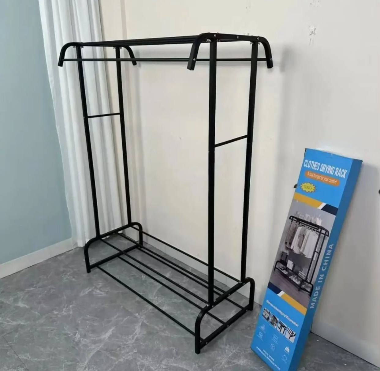 (ستاند ملابس) من النوع المزدوج الذي يستخدم لترتيب وتعليق الملابس وتوفير المساحة. 
قدرة التحمل: مصمم ليتحمل وزناً يصل إلى 50 كيلوغرام.
يوجد خدمة توصيل لجميع المحافظات والاستفسار مراسلة الصفحة 📩 
أو  على الواتساب على الرقم  ***********
