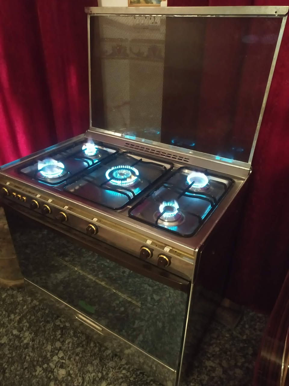 السلام عليكم طباخ مصري كريازي فول نضافه داخل خارج فران ونار تجي تفحص وتأخذ العنوان بابل مركز ***********
