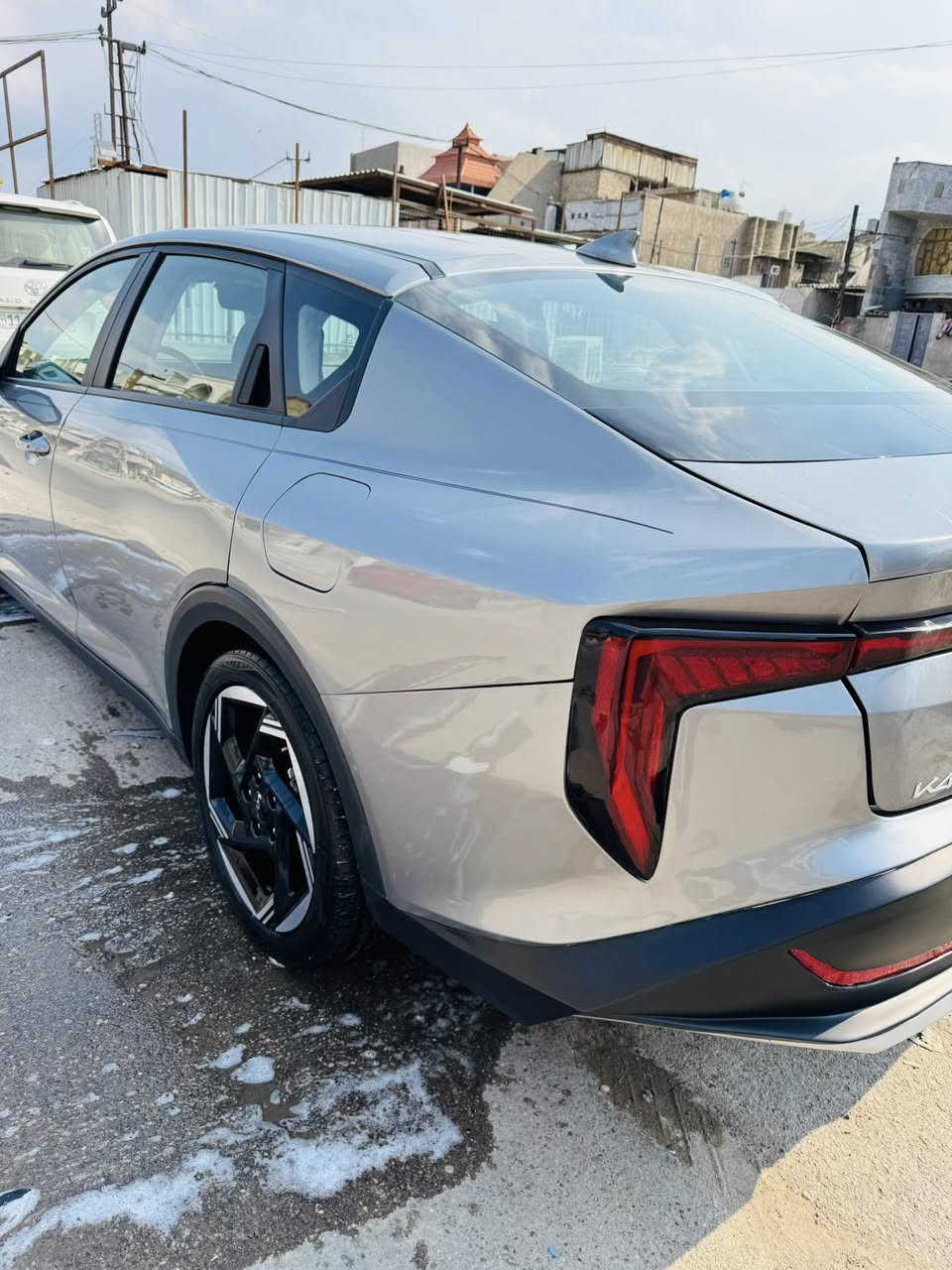 السلام عليكم للبيع فقط كيه كي فور موديل 25 دخول جديد بدون رقم منفيس بسمي كامله امكمركه كامله 
صور الحادثة مرفقه بل منشور سياره موصفات EXردارات فول لدات خلفي امامي محرك 2000 دوش بدون ايرباك السياره 
السعر 163بيه مجال بصيط استفسار رقم الهاتف ***********
