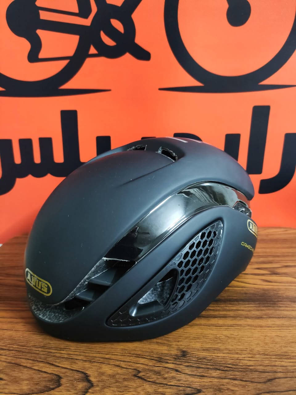 للفخامة عنوان 💪🏻🔥

الجميل ABUS متوفر هل مرة بلون تحفة مميز جدا ( اسود + ذهبي )😍💥

 ABUS GameChanger 

 فيما يلي بعض ميزاتها الرئيسية: 

مصممة بديناميكا هوائية متقدمة (تصميم متعدد المواضع) لتقليل مقاومة الرياح في جميع زوايا الرأس أثناء السباق. 

تتميز بتقنية التبريد بالهواء القسري (Forced Air Cooling Technology) التي توجه الهواء حول الرأس للحفاظ على برودة الرأس وراحته. 

مزودة بأحزمة FlowStraps الهوائية، والخالية من الرفرفة، واللطيفة على البشرة. 

تستخدم نظام تعديل Zoom Ace لضمان ملاءمة مثالية. 
تشتمل على بنية Multi Shell In Mold لتعزيز الأمان الممتاز .

متوفر توصيل سريع لباب بيتك لكل محافظات العراق! ⚡🚚

يمكنك الطلب الان عبر الصفحة 📩

للحجز: *********** ☎️

تابعونا ليصلكم كل جديد أول بأول! 💥

#رايدر_بلس
