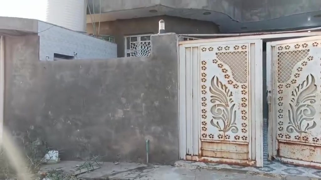 سلام عليكم بيت لبيع مساحته
200متر.    حي المهندسين مقابيل حي التربه اول نزله مال صورت السيد الصدر 

يم ملعب رافد خدمات كامله كهرباء ماي مولد سحب 

شارع عرضه عشر أمتار 

بيت جاهز  عوزه ترميم بصيط بيت كله سيراميك 

متكون من غرفتين وصاله ومطبخ وصحيات 

وحمام داخلي مناور ثنين ديوانيه حوش 50متر 

استفسار رقم الهاتف ***********
