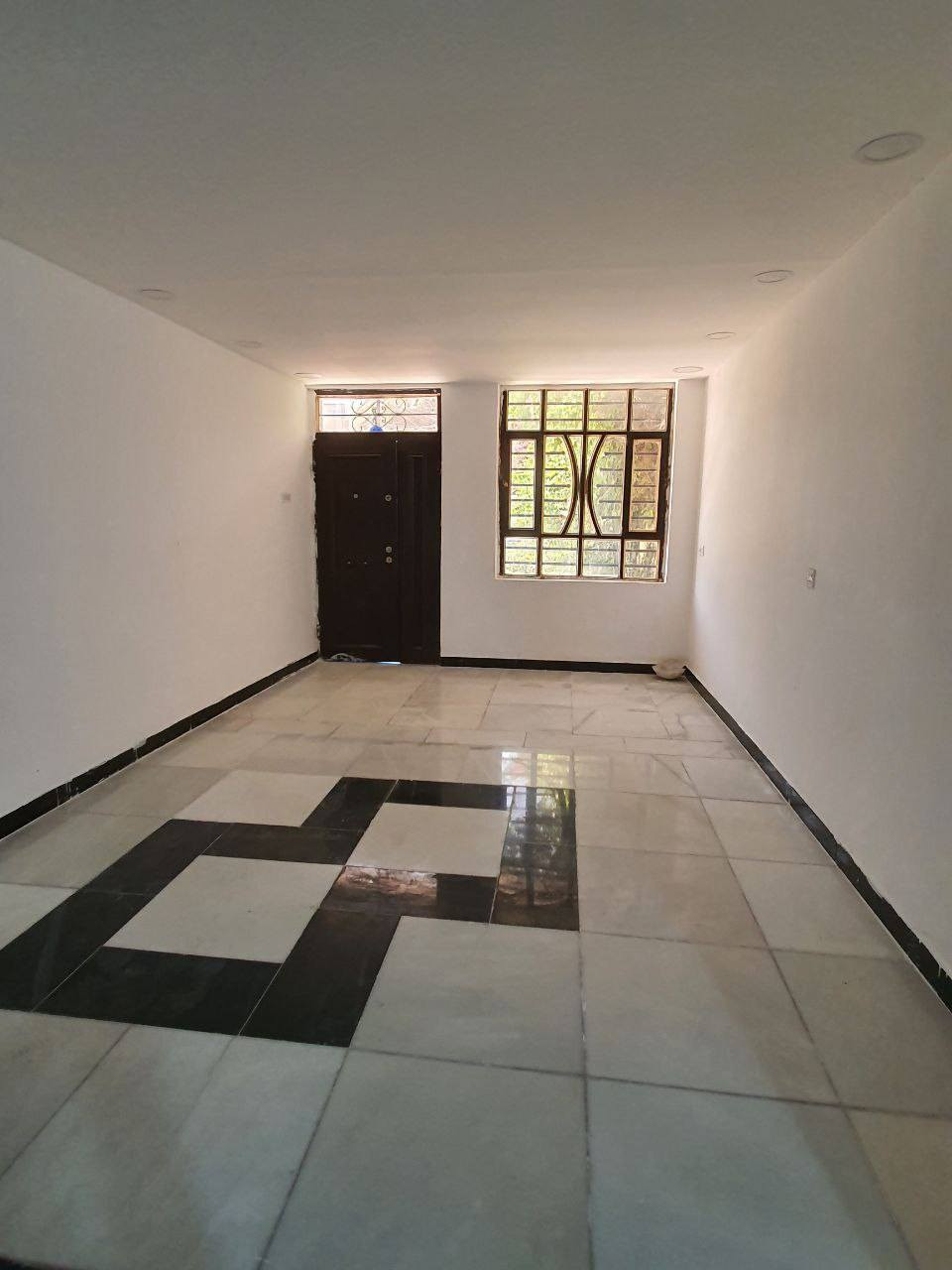 يتوفر في مكتب #الوميض_للعقار 
🏠 بيت للايجار مساحه ٢١٠ م
 نظيف جدا يحتوي على 
🔸️كراج كبير 
🔸️حديقه 
🔸️ استقبال  صاله داخليه كبيره  مطبخ كبير غرفة نوم ٤.٥ × ٤.٥ م  منور خلفي وخدمات 
🔸️الطابق الثاني ٣ غرف نوم وحمام 
في المنزل  ايضا 
🔸️سخانات عدد ٢ 🔸️مراوح سقفيه ٤🔸️ ماطورات ماء عدد٢ واحد بوستر 🔸️ساحبات عدد ٣ 🔸️خط مولد 
🔸️الارضيه مرمر .🔸️الشارع عريض 🔸️منطقه هادئه وقريبه على جميع الخدمات (كنيسه. جامع .مدارس .مركز الصحي .والأسواق. وخطوط النقل )
الاتصال 
***********
