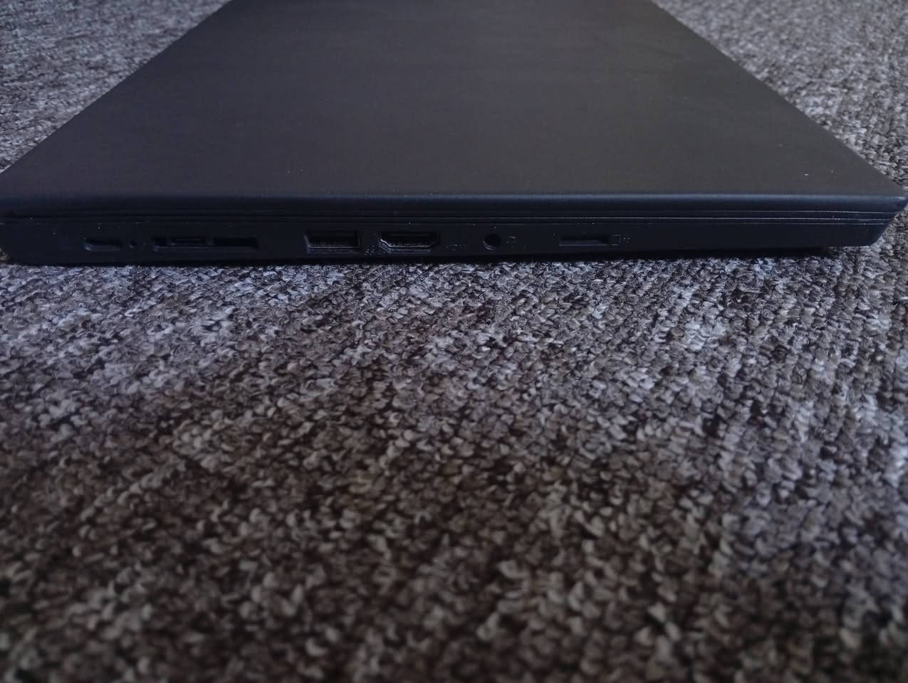 لابتوب للبيع
Lenovo ThinkPad

المعالج : Ryzen 5 3500U

الرام : 8 GB

الهارد : 256 ssd

كارت الشاشة : خارجي 2 Amd

اللابتوب تدعم اللمس

منصب وندوز 11 Pro ومفعل

مناسبة للبرامج الهندسية والتصميم

شحن تايبسي

وبرنامج الأوتوكاد✨

السعر :280 ألف

مكاني : بغداد / حي الجهاد / الملحانية

للأستفسار : ***********
