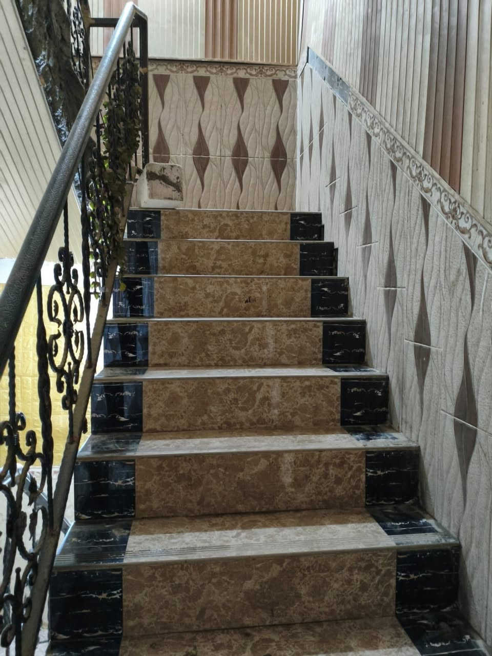 حياكم الله 
الموقع الجمهورية شارع المكاتب البيت 6 فرع عن سوق الجمهورية 
البيت طابقين غرفتان واحدة في طابق الارضي و 2 في طابق الاول 
*خدماته* هناك 2 براميل ماء واحد طابق ارضي والثاني في الاول منها ماء حلو وماء اعتيادي حسب رغبة المؤجر
لكن أن يكون دفع الماء والكهرباء على المؤجر 
مساحته 54م
***********
