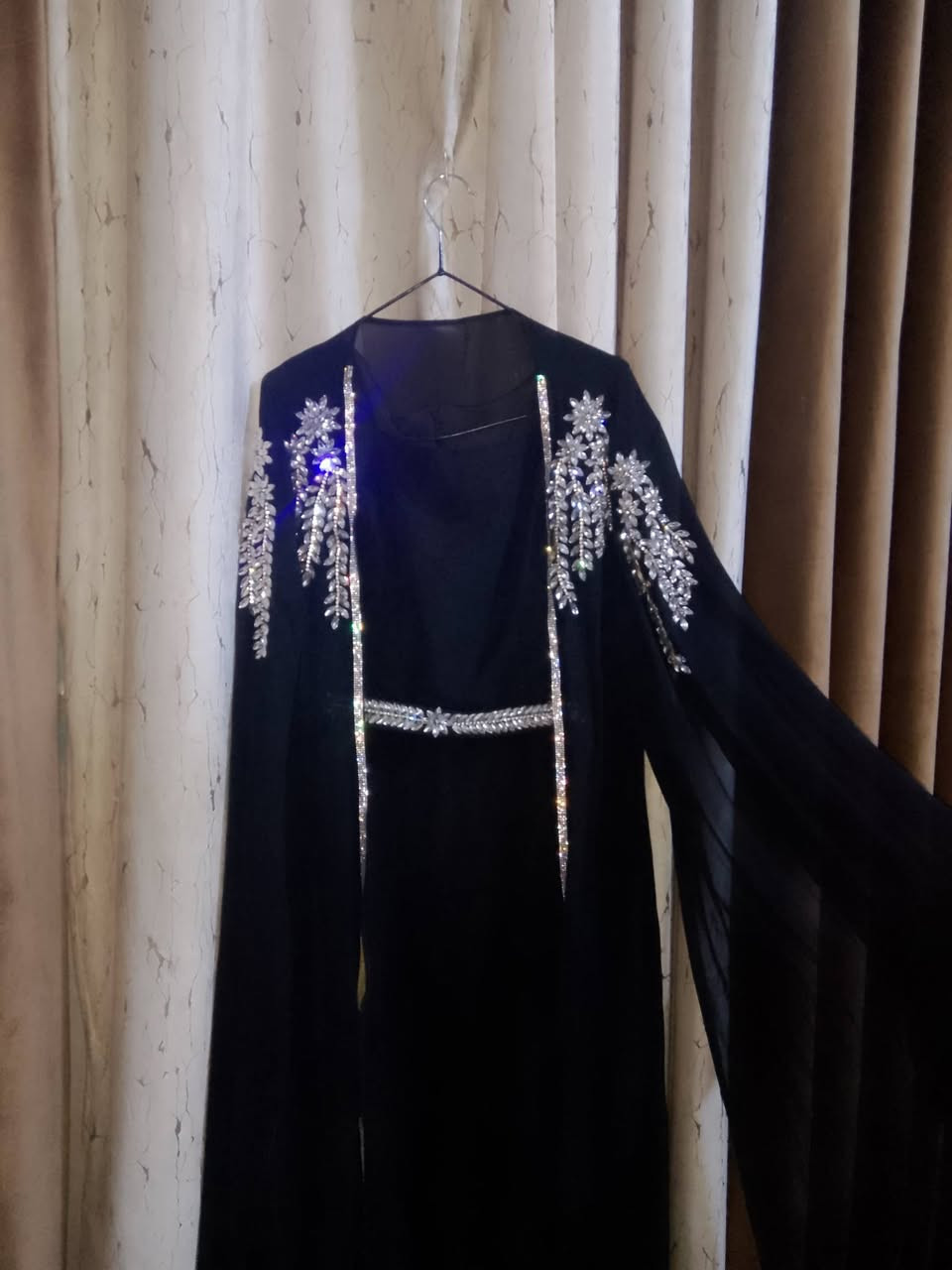 فستان مناسبات جديد ملبوس مرة وحدة سعره ٤٥ وبي مجال
رقم الموبايل ***********
