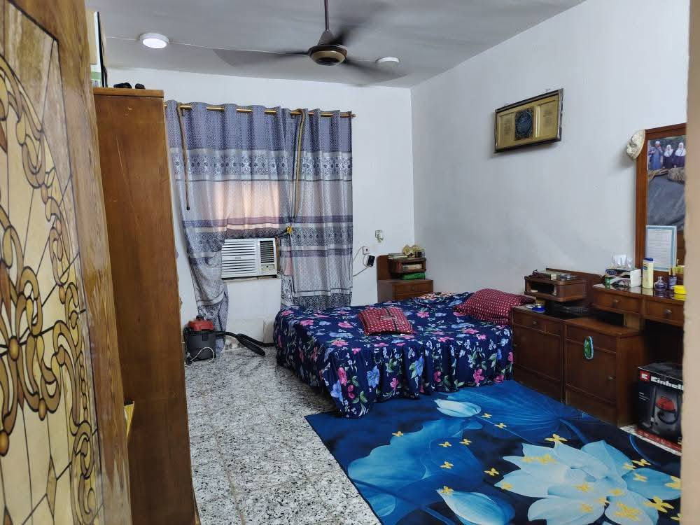 السلام عليكم دار للبيع بغداد المدائن خلف البانزين خانة قرب سلمان المحمدي منطقة الحضارية مساحة الدار ١٨٠م ركن خدمات كاملة بتبليط كهرباء ماء يتكون الدار غرفة نوم وصالة واستقبال ومطبخ وممر حول الدار وكراج سيارة وحديقة مميزة وصحيات داخلية وخارجية السعر ٥٥ وبي مجال للاتصال بالرقم ***********
