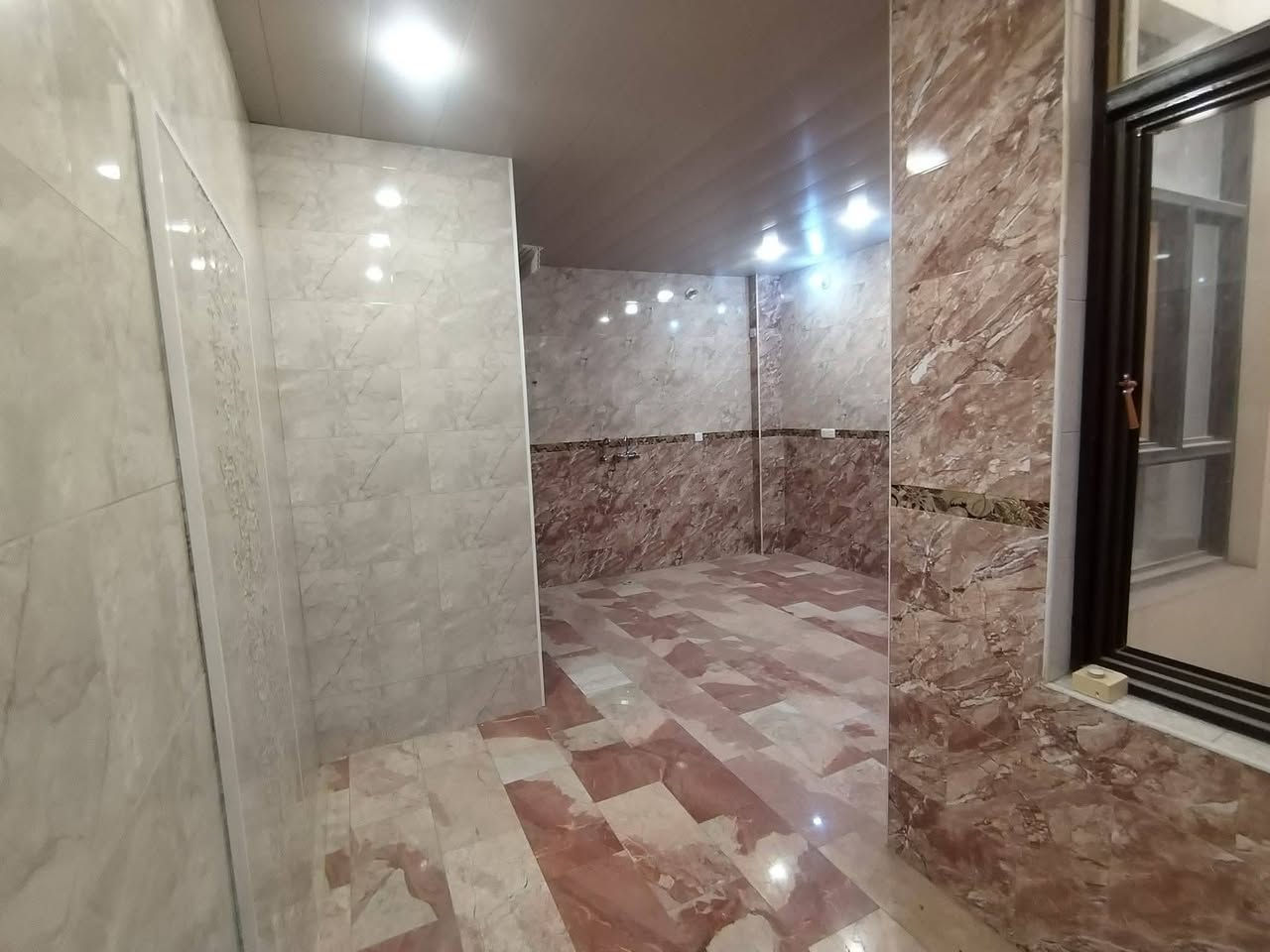 للبيع عقار تجاري بنايه ثلاثه طوابق حي العداله
شارع ٢٥ مفتوح على شارع كوفه نجف
مساحه ١٢٠ م واجه ٦م
مؤجره بوارد سنوي
بناء درجة اولى
لتواصل رقم الهاتف ***********
