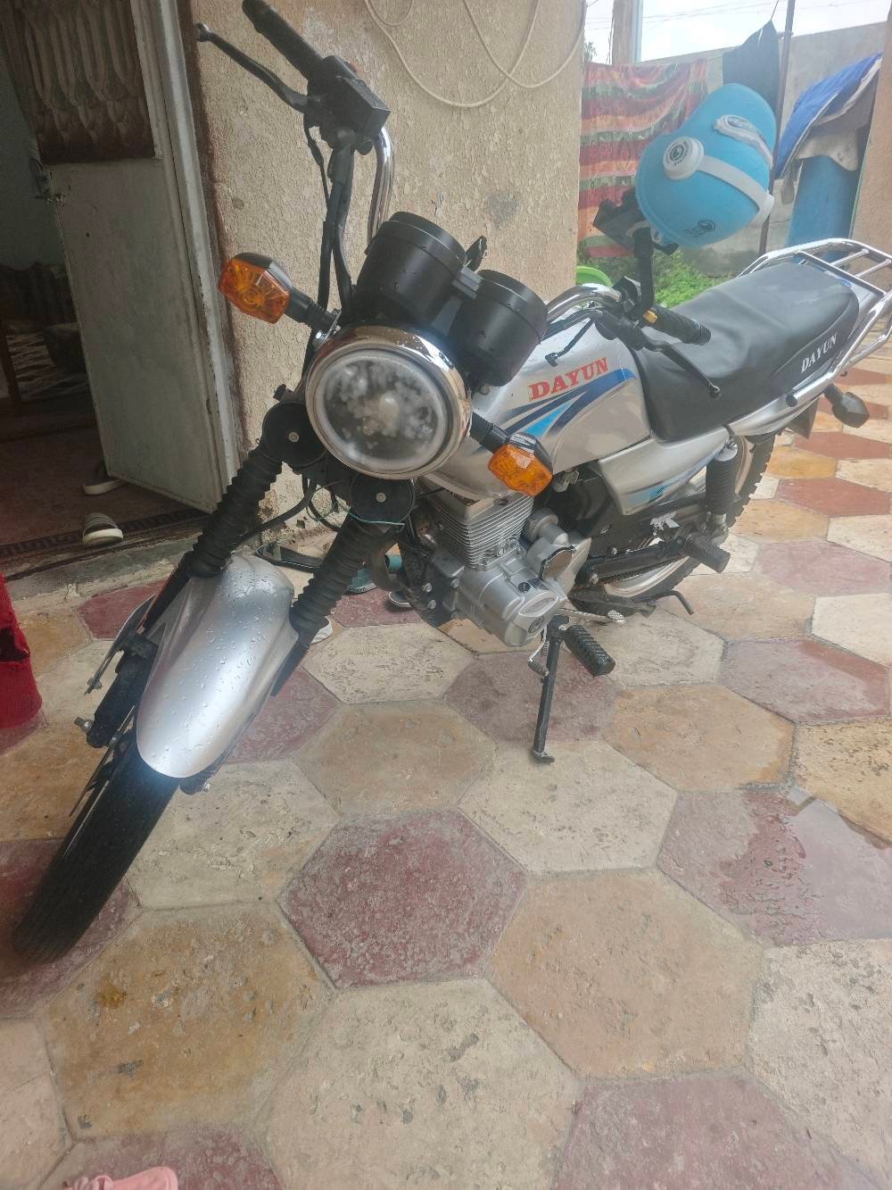 السلام عليكم العنوان كربلاء حي العامل
دراجه دايوان عظم رصاصي موديل23 طالعه بال24 شهر السادس 
الدراجه اني مطلعها من المعارض ع أيدي من ( ثامر خلخال)
تبديل دهن كل 10 أيام وكل أسبوع بالصيف 
جديده بمعنى الكلمه
برغي ما ناقصها كامله ومكفوله كفاله عامه