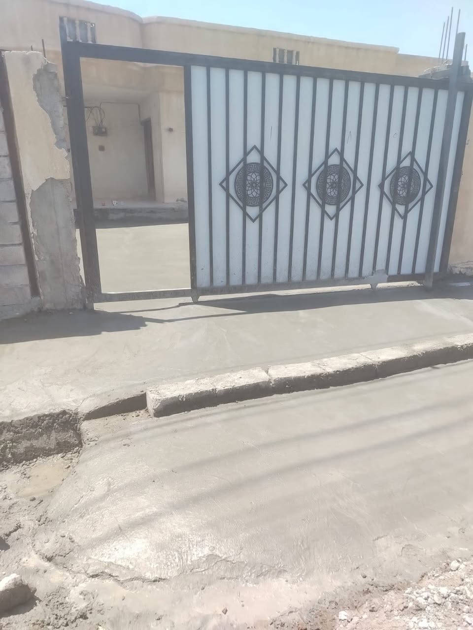 اسلام عليكم يوجد لدينا صب جاهز اوصب مركزي بأسعار مناسبة مع شقل رقم واحد تريد بلمتر تريد بلمكعب تريد شقل كطعيه عندك صبت حوش اوعندك داير مال بيت اوعندك قدمت بيت اوعندك صبت كاشي او سيراميك اوصبت لاش احنا حاضرين بتجهيزكم تم صب ارضيه  حوش او حوش مع سقل ميالج او مالج في ناحية القيارة وهذا من فضل الله(***********)
