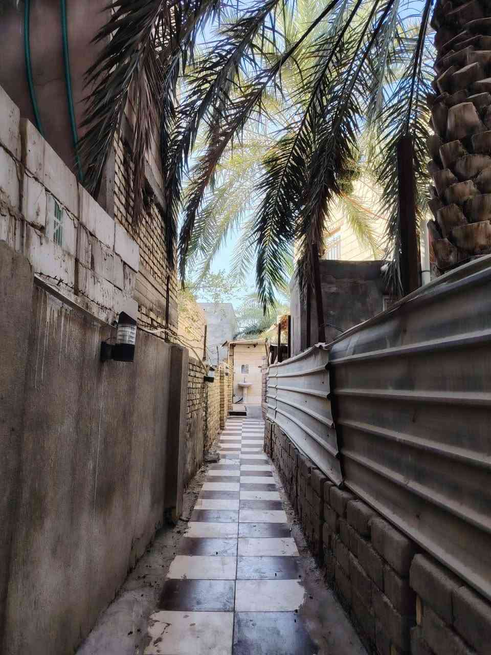 (بيت للبيع) قضاء القرنه النهيرات حي المتنزه قرب مستشفى القرنه العامه خلف اعداديه القرنه للبنين المساحه تقريباً 275 السعر  140 وبي مجال للاستفسار الاتصال على الرقم (***********

