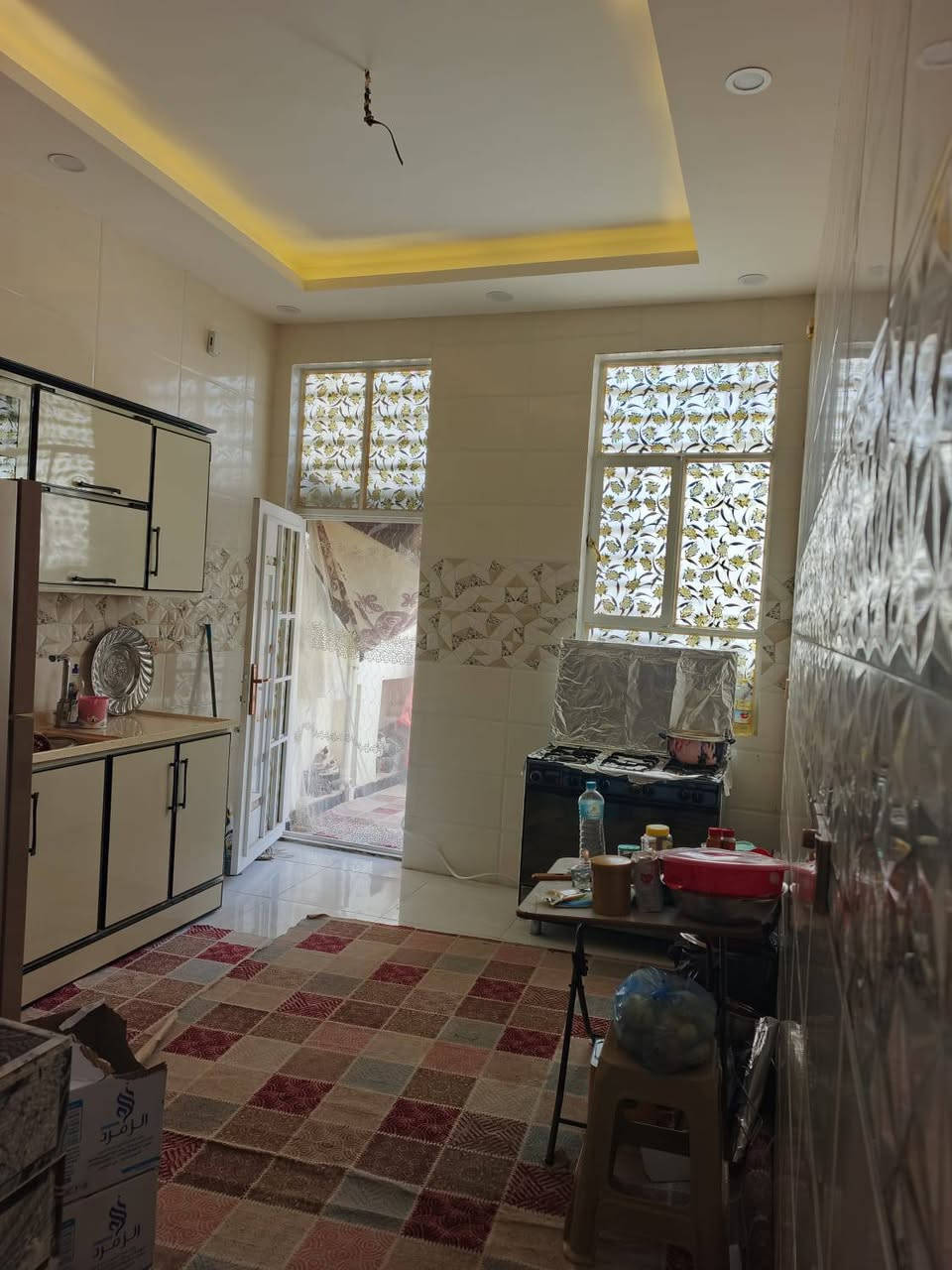 دار مساحته 170 متر طابو زراعي 
في شارع الزوار يحوي على {غرفتين وصالة ومطبخ واستقبال وحمامات ومكشوفات اثنين وساحة حوش واسعة} للاستفسار الاتصال على الرقم ***********
