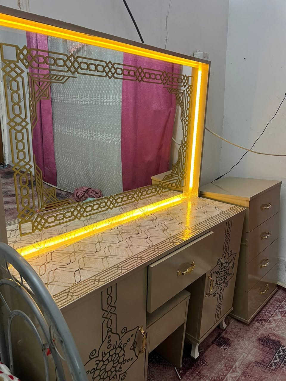 غرفه تركي نضيفه السعر 350 أو بيه مجال ***********
