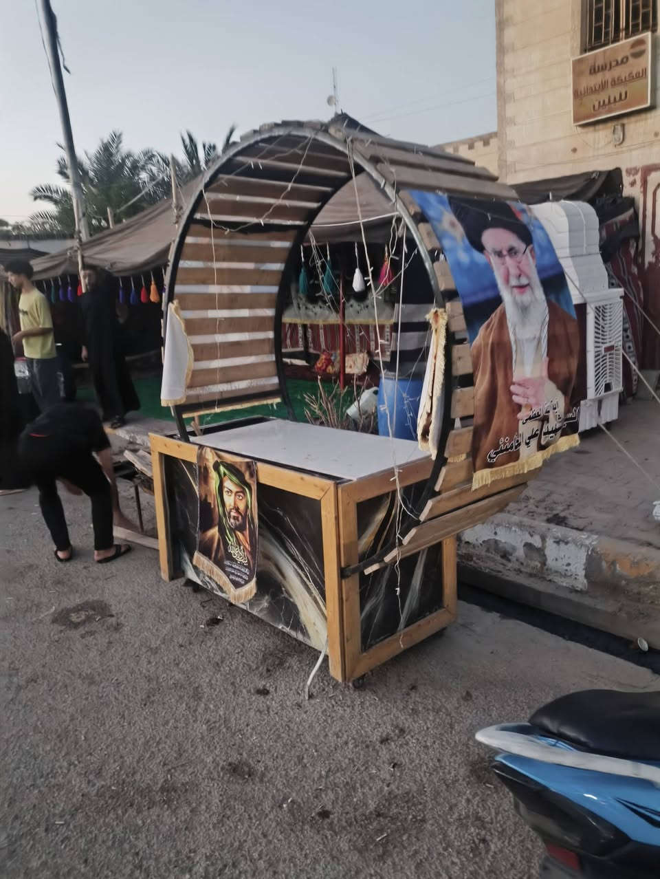 ميز خدمه للبيع مناسب *********** العكيكه

