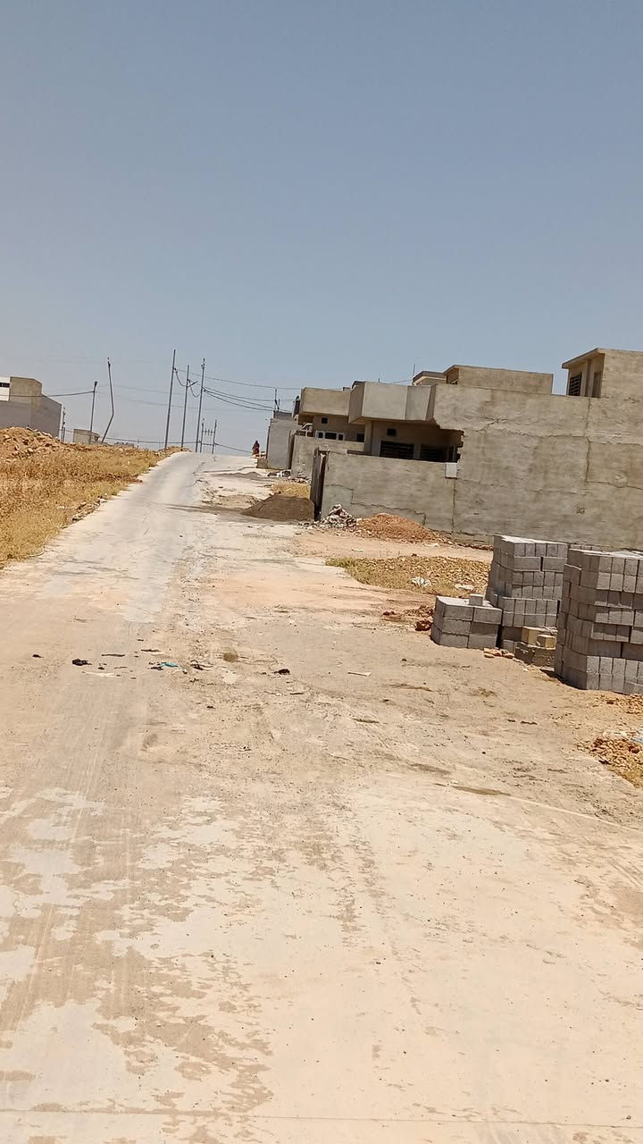 السلام عليكم ارض للبيع مساحه 100متر موقع خلف كليه الحياه ارض زراعيه استفسار الاتصال عل رقم ***********
