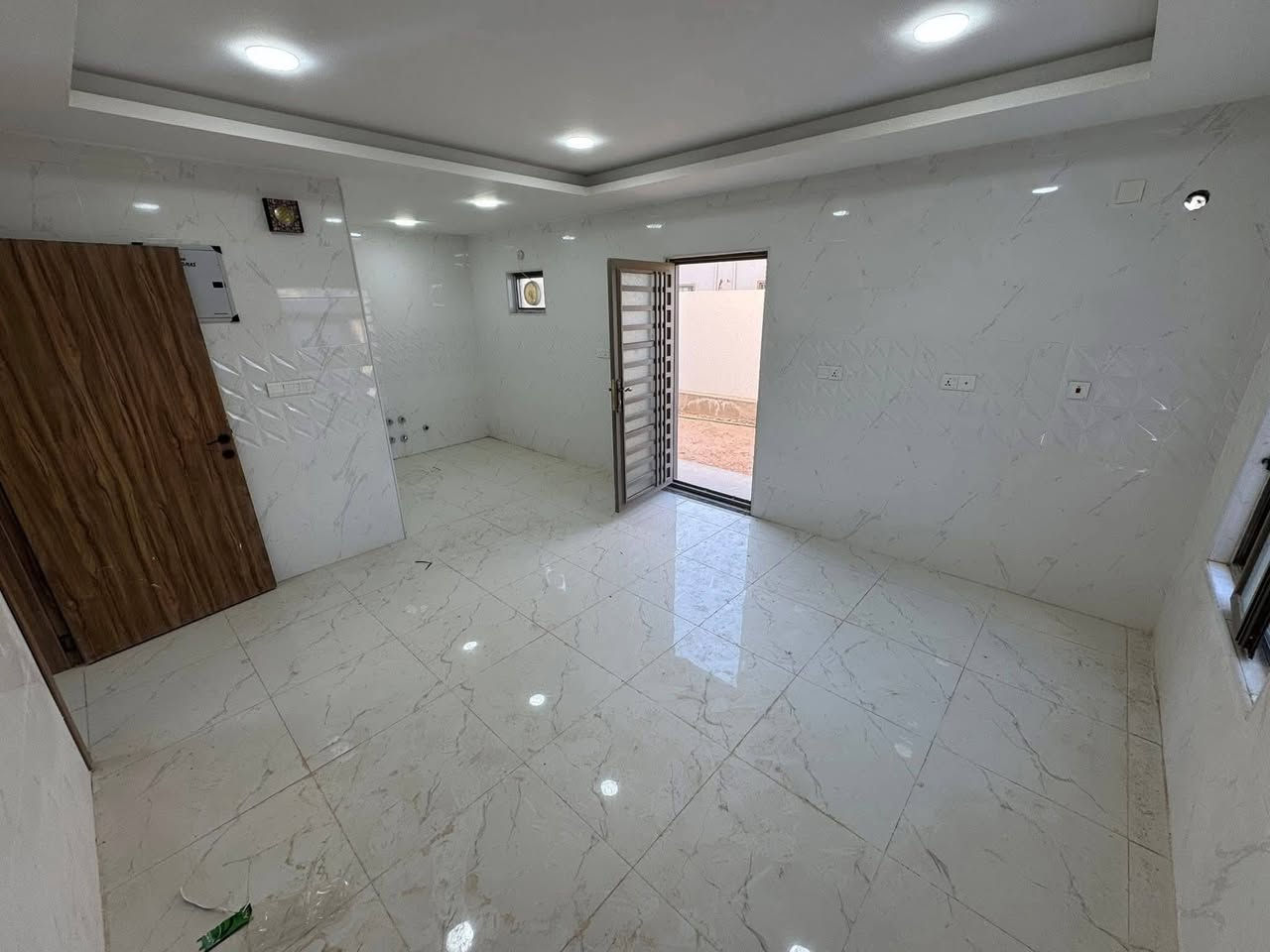 فرصة استثمارية
دار للبيع في مجمع الأميرات/ 2 
مساحه 250 م
مربع سادس
بلوك B11 ركن
وجه جنوبي
غرف نوم عدد 3
أستقبال ومطبخ وصحيات وكراج وحديقة أمامية وجانبيه 
سعر الشركة 162
واصل 48,500
وباقي المبلغ على المصرف العقاري 
يباع بتطلوعه مناسبه 
للاستفسار اكثر التواصل خاص
***********
