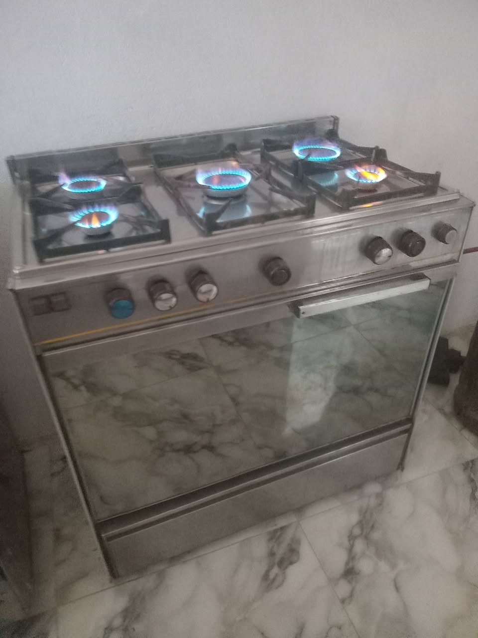 سلام عليكم طباخ للبيع نظيف ماداخل تصليح ابد شرط شغل السعر خاص او تصال ع رقم الهاتف ***********5
