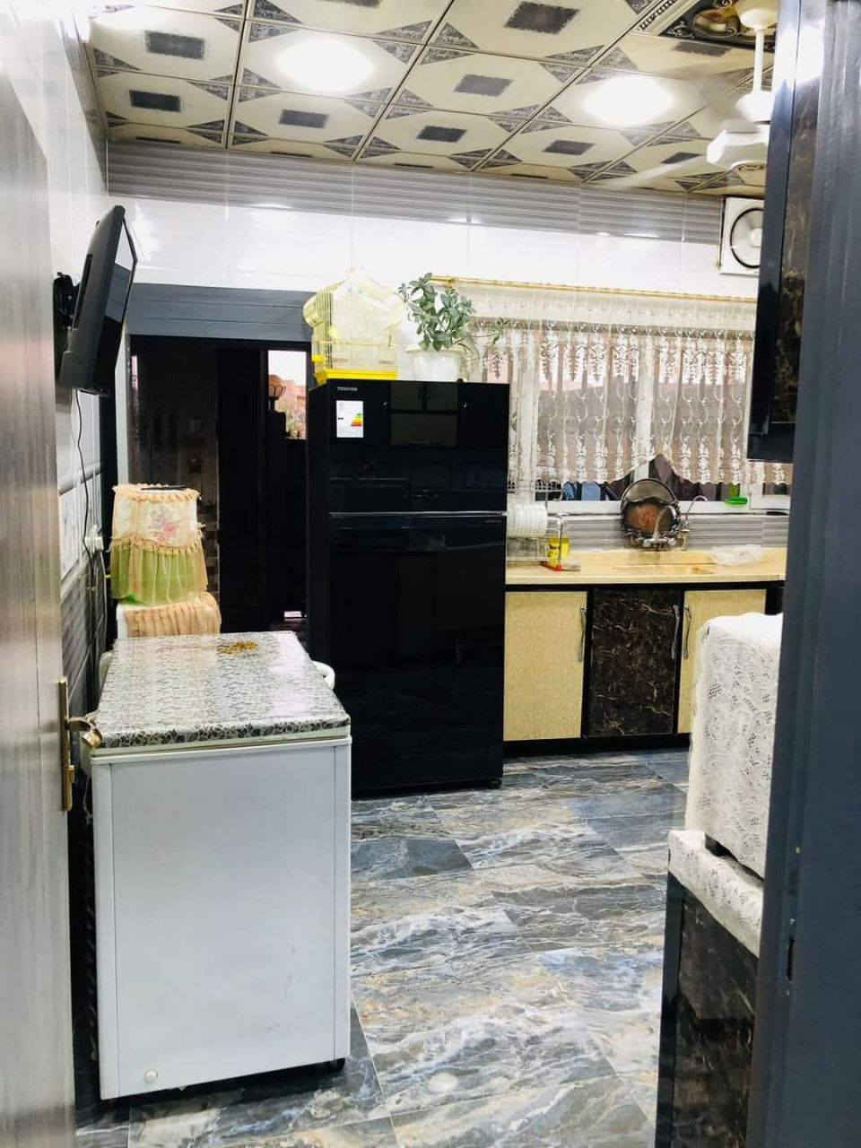 السلام عليكم......
꧁الدار للبيع ꧂

- الدار مساحته(١٧٥) هوه بل اصل 200 بس مجاوزين ع البيت وعندي كشف 

- مواصفات البيت حديث (2018)

(الطابق الاول) 

-هول
-استقبال
- غرف عدد 2
- مطبخ
- صحيات داخليه + خارجيه 
- حوش 

(الطابق الثاني) 

-غرف عدد 2
-ممر 
- صحيات 
- بلكونه اماميه وخلفيه 
- مخزن 

موقع البيت(كركوك القادسيه الثانيه) 

البيت فول سيراميك كرانيت وسقوف ثانويه للاستفسار ع السعر للتواصل اتصل علا رقم الهاتف 

꧁‏ *********** ‏꧂
