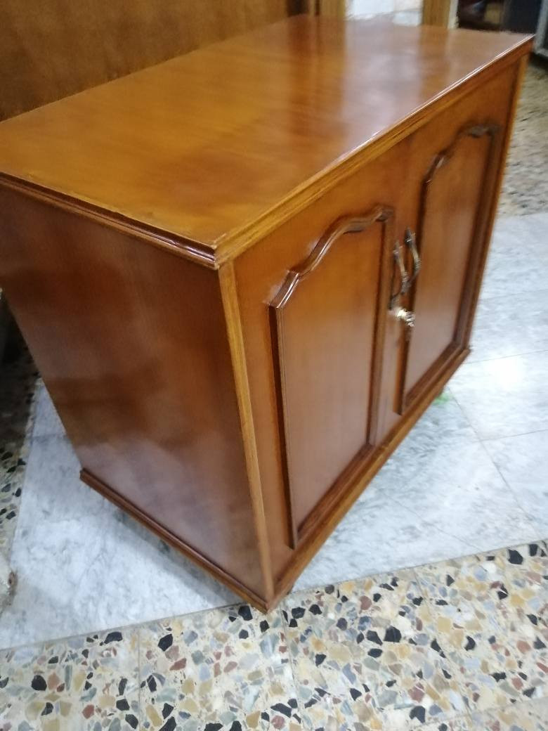 بوفيه فراس مستعمله توصىالقياس٩٤ سم عرض الارتفاع٩١  سم العمق  ٥٦ سم  ١١٠ وبيه مجال العنوان بغداد الكرخ تقاطع درويش البياع شارع البداله الانتصارسوق اميمه فرع مجمع الرازي ع اليمنه منتصف شارع ع اليسرى خلف مي اور
***********
*********** بغداد, العراق
