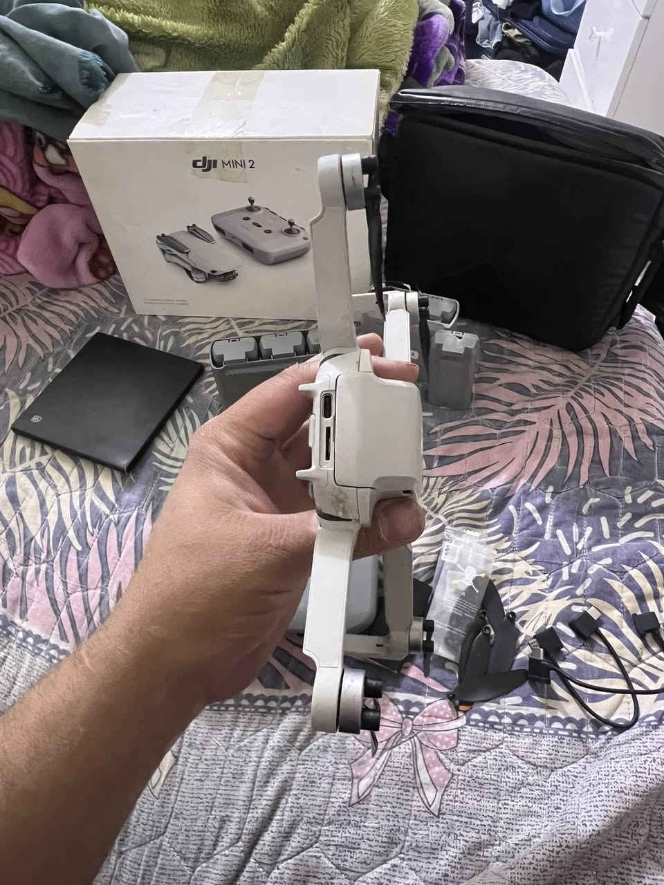 للبيع ادرون مني2 كومبو وياه 5مطاريات ووحده منهن ابلاس  درون نضيف بس بي فطر اصغير ولحمته سعره 550 ودورن انيو سعره 380ورقمي وتساب او اتصال ***********
