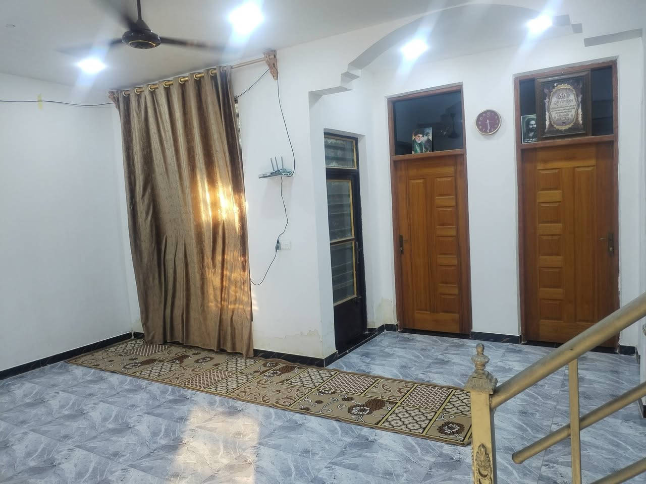 سلام عليكم بيت للبيع بحي الحكيم نزله الوائليه مساحه 200 متر بيت جاهز عله اخر حبايه بناء طابوك السطح صب كونكريت شارع مالته عرضة 10 مرقم قسم بلديه حي حكيم بيه بيه استقبال و غرفتين و صاله و مطبخ و صحيات داخليه و خارجيه ***********

