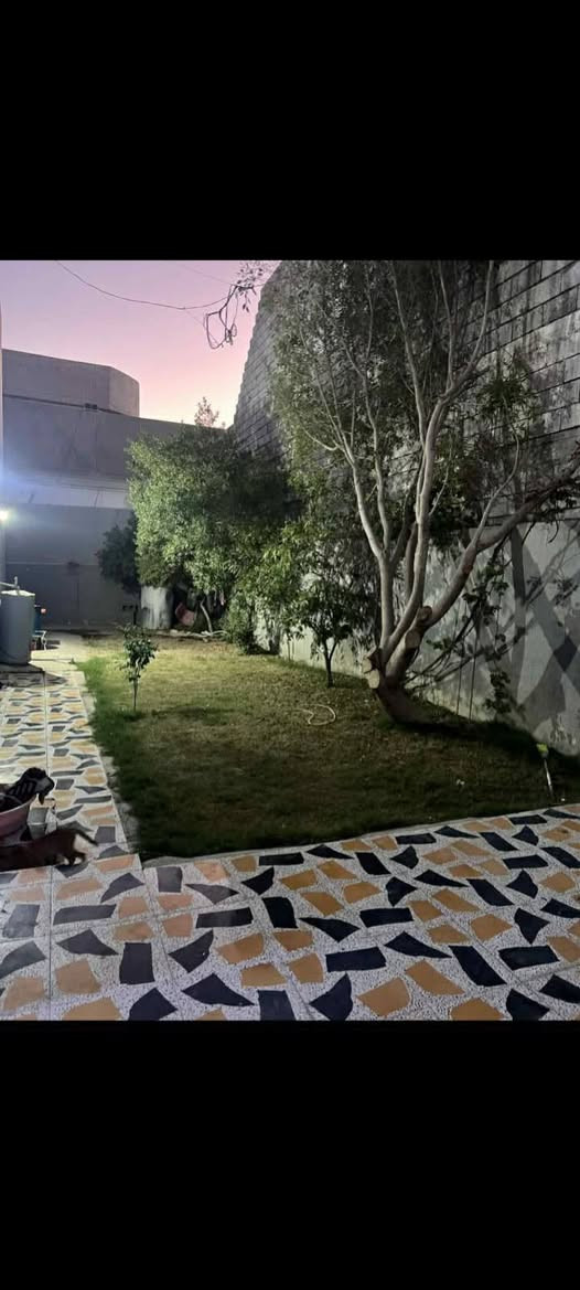 السلام عليكم يوجد دار للبيع 300متر طابقين منطقه الحمزلي مقابل كراج بغداد قرب المنتوجات النفطية السعر 100للستفسار الاتصال على الرقم ***********
