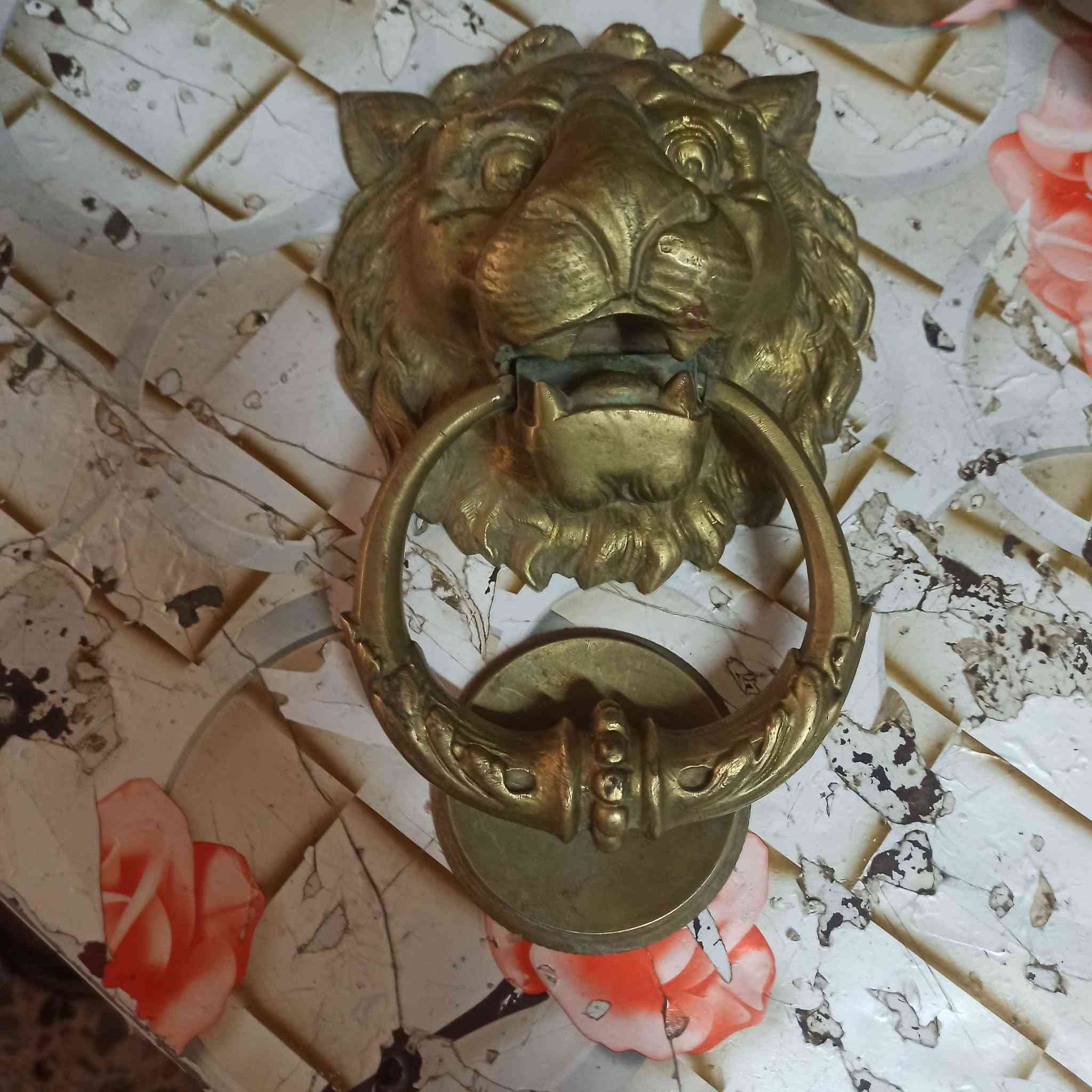مطرقة باب نحاسية عتيقة (Vintage Brass Lion Head Door Knocker) 
مستوردة من الهند (Made in India)، وهي من الإنتاج الحرفي المعاصر أو النصف-حديث الذي يُحاكي التصاميم الفيكتورية القديمة. بغداد, العراق


**إذا كنت صاحب هذا الإعلان وتريد حذفه لأي سبب، رجاءا أرسل رسالة إلى الدعم الفني**