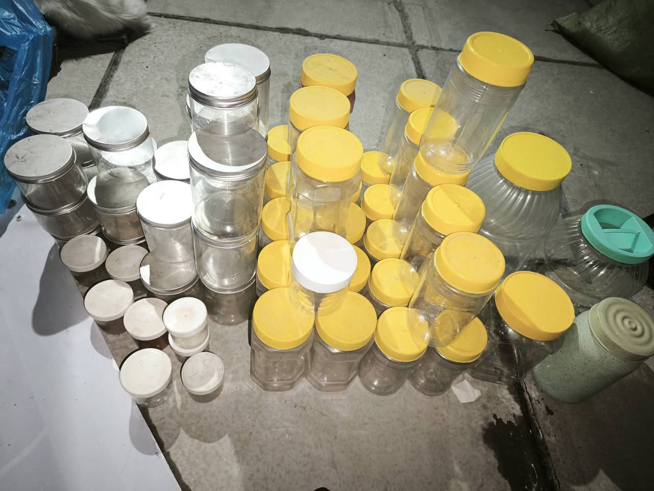 سلام عليكم
مجموعة اغراض للبيع كل شي وسعره مذكور بالتفاصيل والصور واضحة:
طبقات فلين قياس متر مربع السمُك 15 ملم عدد 9 جديدات صار زيادة بالعدد عندي
السعر 25 ألف
طابعة ستيكر محمولة صغيرة ابيض واسود ليزرية جديدة فقط مفحوصة مع 12 رولة ملون وابيض واسود
السعر 50 الف وبيها مجال بسيط
ماطور مبردة حجم 2500 نظيف جدا مستعمل موسم واحد قطرة ضرر لو تلف ما بي اتشوفه بعينك وتحكم إذا ما واضح بالصور
السعر: 25 ألف 
طابعة كانون بكسما MX494 واي فاي طابعة نظيفة وجاهزة نقصها حبر فقط معروفة مواصفاتها سكنر استنساخ وسحب صور ورق عادي وملون
السعر 40 الف 
علب حفظ بهارات نظيفة جدا كلهم مشتريهم وليس علب فارغة من بقايا المواد الغذائية عدد 75 علبة بيهم 3 قطع زجاج احجام مختلف واضحة بالصور
سعر المجموعة 25 الف
كاميرة جيبية توضع بالجيب وتستخدم داش كام للدراحة وحتى للسيارات تحتوي على مغناطيس قوي تتثبت على اي مكان حديد تصوير 2K  مع رام 32 كيكا بطارية تدوم تصوير فيديو من 3 الى 5 ساعات وتصوير صور ايضا طبعا التسجيل صورة وصوت وممكن تسجيل صوت فقط
السعر 55 ألف
العنوان: المنصور
للتواصل مراسلة الصفحة او على الرقم *********** متوفر واتساب
