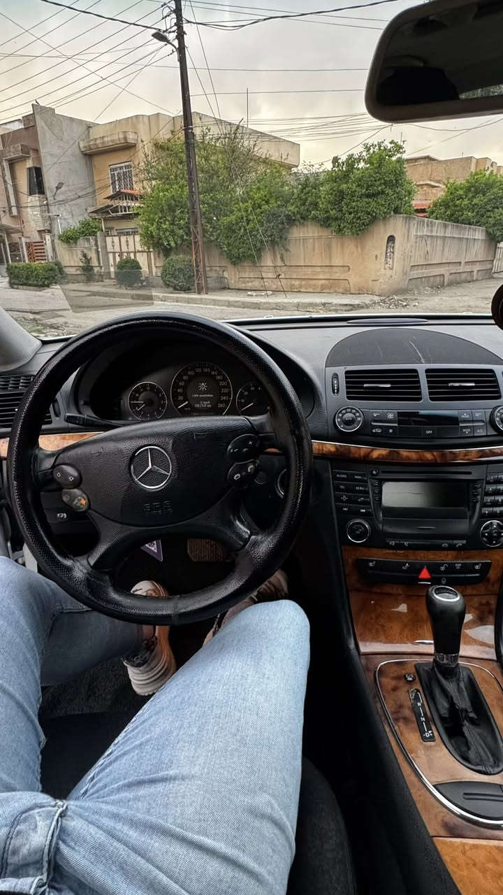 للبيع ⚠️⚠️.  Mercedes-benz
مكان السيارة موصل 

🛑🛑للاستفسار ***********

او على واتس اب ☎️.  ***********

E200 Kompressor  

(موديل 2007 رقم دهوك ) السيارة بأسمي شرط تحويل ⚠️

تيربو 4 سلندر 

(بدون حادث فقط بارد شرط الفحص )

هزة جديد 2027

مواصفات فول ⚠️

فتحة سقف

تشغيل الكتروني

مقاعد قماش 

ديكور خشبي كلاسيكي

شاشة وسطية (نظام COMAND)

تحكم بالمقود

تبريد + تدفئة
