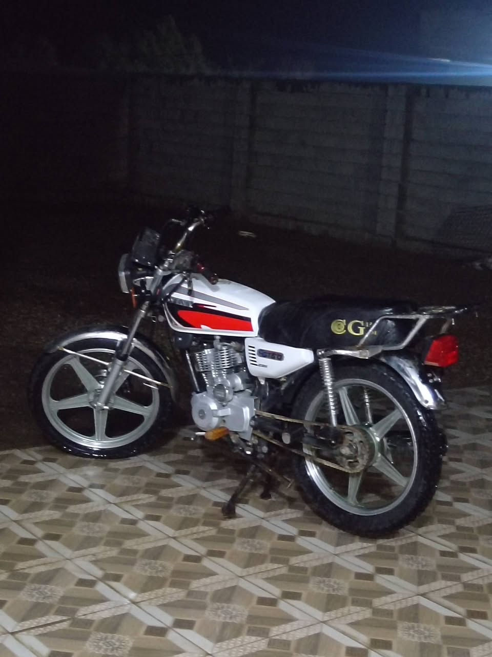 السلام عليكم موطور لبيع سيفان خمسه كير محرك ما مفتوح ابد تايرات شادهن جدد بي 4 اوراق موطور جاهز مالت جناي صلنصه جعره سلف هندر كلهة شغال كهربايات نشرات اشاير كله شغال السعر 400 مكان ديالى امام ويس رقم الهاتف، ***********
