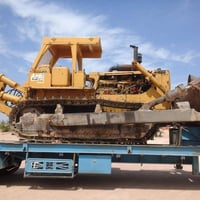 بلدوزر للبيع المكان بغداد  للتواصل 07728633577