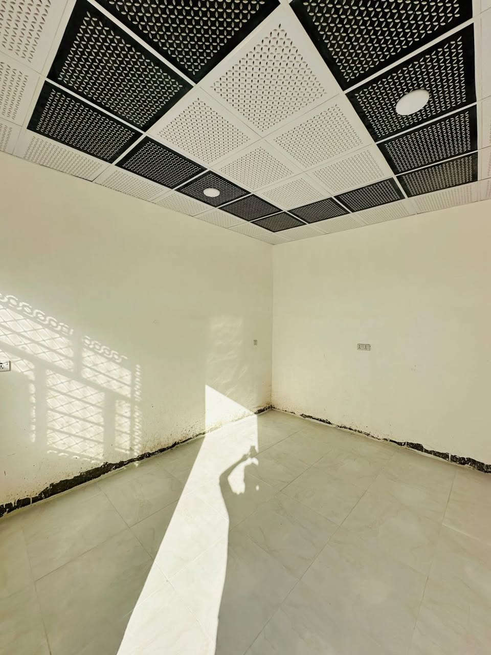 دار سكن عدد ٢  زراعي سند ٢٥ المساحه ١٠٠ م 
واجهة: ٥ م 
نزال : ٢٠ م 
الموقع : خلف معمل الاصباغ مجاور المدرسه 
اساس كونكريت سقف عكاده بناء حديث غير مسكون ٢٠٢٦ 
تسلسم مفتاح 
كافة الخدمات ماء كهرباء تبليط قرب الدار 
يحتوي على غرفة نوم  وصاله ومطبخ واستقبال ومجموعه صحيه مع حمام وكراج سياره  
سعر الدار الواحد ٢٨ مليون مع المجال 
للاستفسار الاتصال على الارقام التاليه 
***********
***********
او مراجعة مكتب الحولي مقابل باب الجامعه الخلفي
