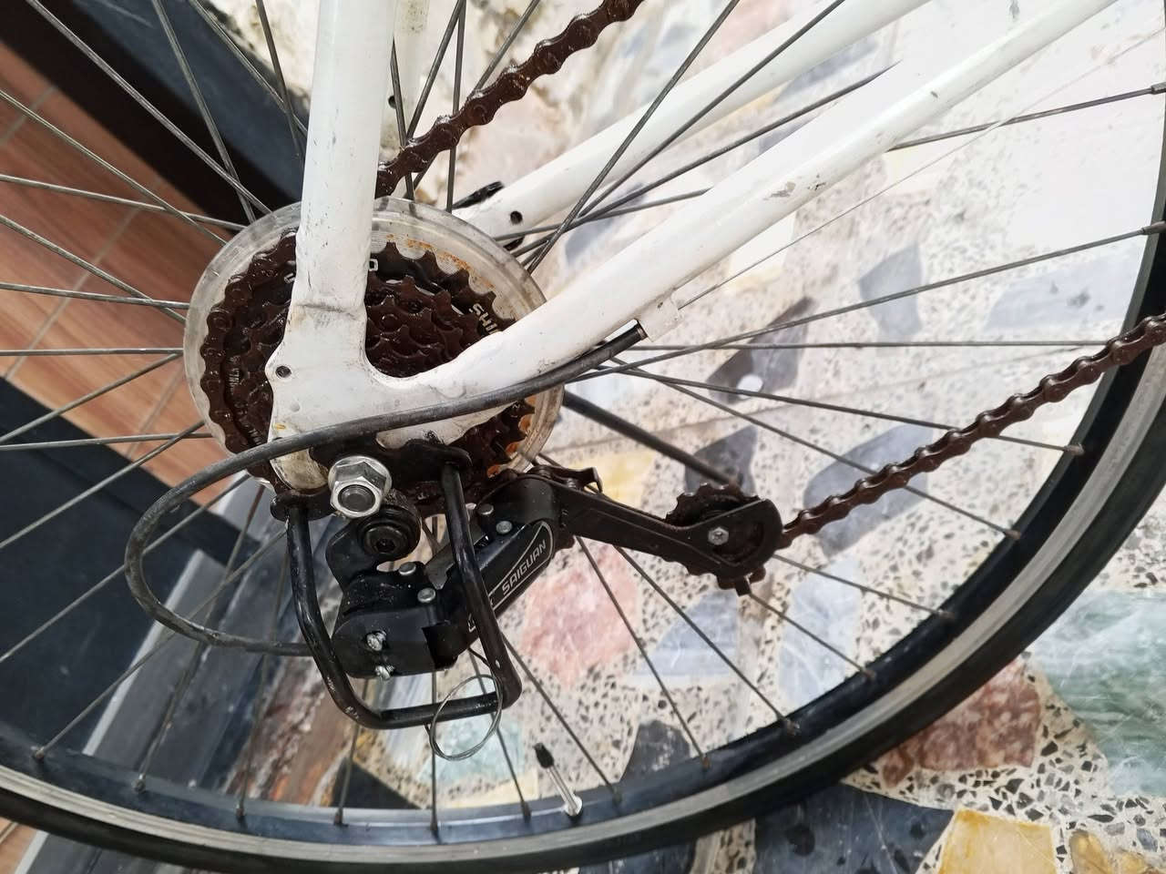 سلام عليكم بايسكل للبيع سي 700 حجم 28 بايسكل ماركه المعدن الالمنيوم اصلي كامل مكاني بغداد  شهداء البياع السعر 115 وبي مجال للطيبين للاتصال *********** متواجد واتساب ومازنجر ومستعجل عل بيعته
