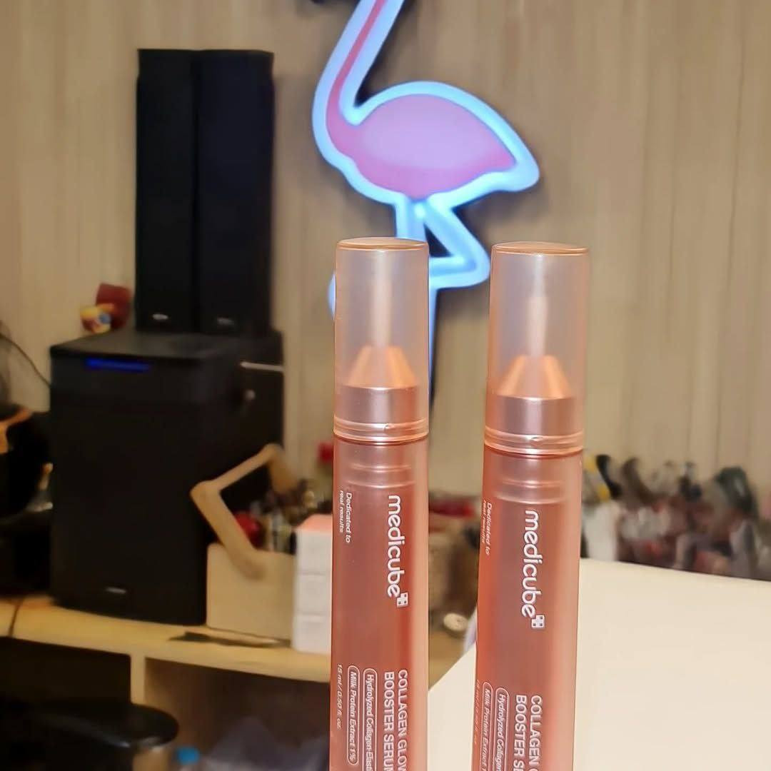 ✨سيروم كولاجين جلو بوستر من ميديكيوب (Medicube Collagen Glow Booster Serum) للعناية بالبشرة يهدف إلى تحسين مرونة البشرة وإشراقها وترطيبها العميق. 

✅الميزات والفوائد الأساسية
✔️ يحتوي السيروم على الكولاجين المتحلل والإيلاستين المتحلل التي تخترق الجلد بعمق للمساعدة في تحسين تماسك البشرة وتقليل ظهور الخطوط الدقيقة والتجاعيد.
✔️ تساعد مكونات مثل النياسيناميد (فيتامين B3) ومستخلص بروتين الحليب على توحيد لون البشرة، وتقليل البقع الداكنة، ومنح البشرة توهجًا صحيًا ومشرقًا.
✔️ يوفر السيروم ترطيبًا فائقًا ويقوي حاجز الرطوبة في البشرة بفضل مكونات مثل السيراميد NP وحمض الهيالورونيك (المتحلل والشكلي).
✔️ يعمل مستخلص بروتين الحليب على تقشير خلايا الجلد الميتة بلطف، مما يساهم في ملمس بشرة أنعم.
✔️ تحتوي التركيبة أيضًا على PDRN (مستخلص الحمض النووي للسلمون) الذي يساعد في تجديد الخلايا، بالإضافة إلى الببتيدات والأدينوزين لفوائد مكافحة الشيخوخة.
✔️ يتميز المنتج بآلية ضغط ولف محكمة الإغلاق تضمن توزيع الكمية المثالية من السيروم وتحافظ على نضارة وفعالية المكونات. 
#الاصلي المنشأ كوريا 🇰🇷💯

🚘يوجد خدمة توصيل لجميع محافظات العراق t.me/dhahdvxvللحجز والاستفسار راسلو على الواتساب *********** او على الماسنجر
