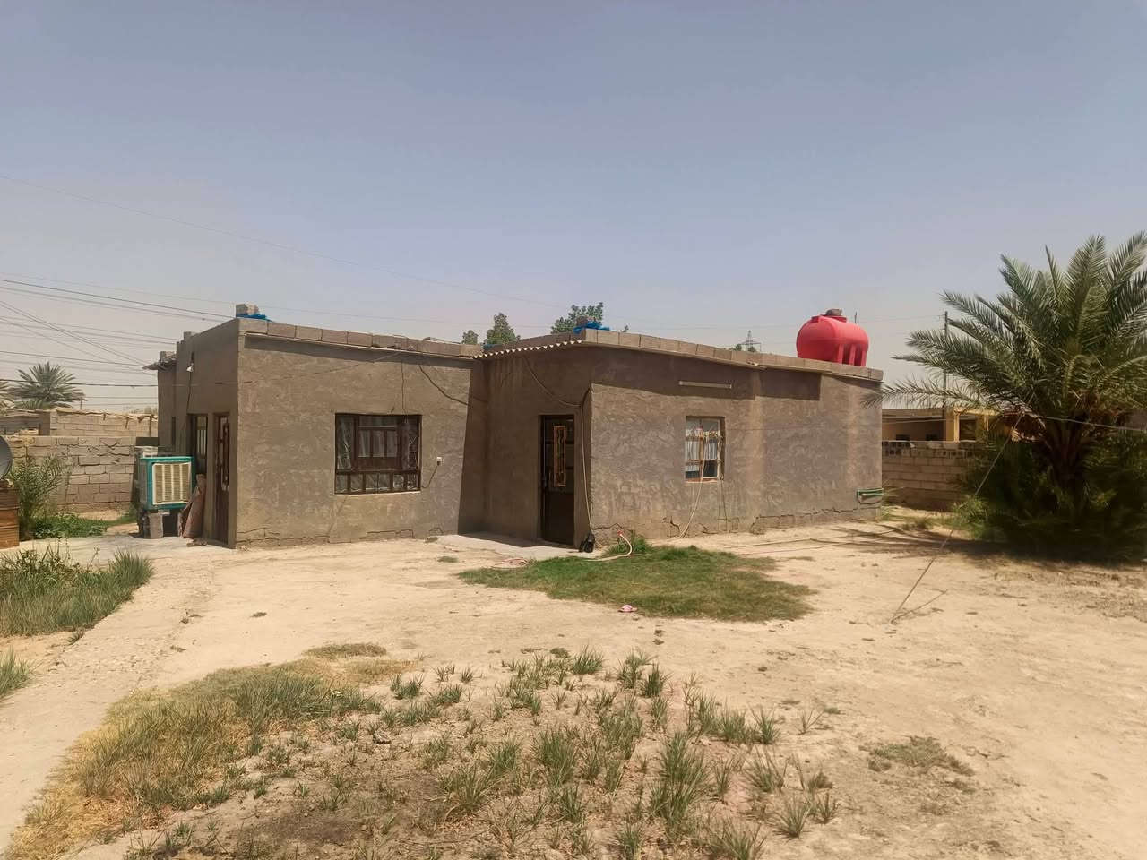 سلام عليكم بيت لبيع المكان واسط عزيزيه الهاشمي مساحه الكل 500 متر مربع غرف 2 استقبال +مطبخ +حمام داخل البيت السعر خاص ***********
