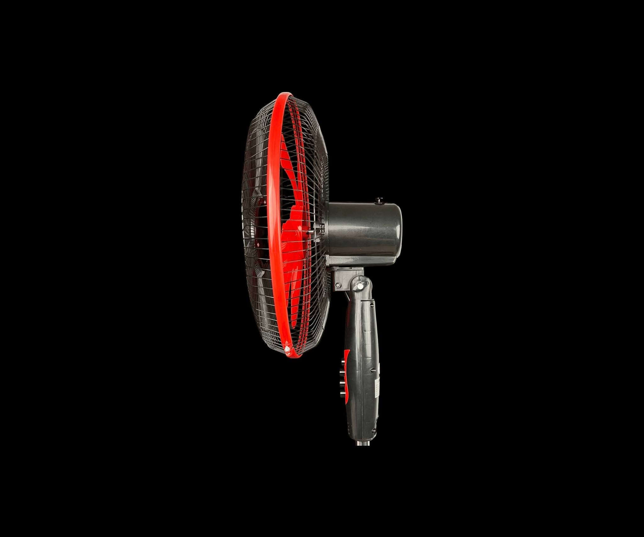 مروحة عامودية 16 انج بهارات دفع هواء جبار وتوفير ذكي للطاقة

الاستخدامات:

مثالية لتبريد الصالات، غرف النوم، المكاتب، والمحلات التجارية بفعالية عالية وتغطية واسعة.

خيار ممتاز لتحسين جودة الهواء وتدوير النسمات الباردة داخل الغرف بالتزامن مع التكييف.

مناسبة جداً للتشغيل المستمر أثناء النوم أو العمل بفضل هدوئها الفائق.

المميزات:

موتور اقتصادي متطور: يعمل بقدرة 40 واط فقط مما يجعله موفراً جداً في استهلاك الكهرباء والطاقة.

5 شفرات PP متوازنة: مزودة بـ 5 ريش بلون أحمر ناصع مصنوعة من مادة البولي بروبيلين الخفيفة والقوية، لضمان أعلى قوة لدفع الهواء.

دوران أفقي واسع الزاوية: ميزة الالتفاف التلقائي يميناً ويساراً (Oscillation) لتوزيع الهواء بشكل متساوٍ في جميع أركان الغرفة.

3 مستويات للسرعة: لوحة تحكم بـ 3 أزرار ميكانيكية لضبط سرعة الهواء (منخفضة، متوسطة، عالية) حسب الرغبة.

هيكل عصري وثابت: تصميم أنيق باللونين الأسود والأحمر، مدعم بقاعدة دائرية مفرغة ومبتكرة تمنع الاهتزاز وتضمن الثبات التام.

تشغيل هادئ (Whisper Quiet): تعمل بصوت منخفض جداً لا يسبب أي إزعاج أثناء النوم أو التركيز.

الملاحظات:

تعليمات التجميع والتركيب: يرجى قراءة كتيب التعليمات المرفق بعناية قبل البدء بالتجميع. تأكد من تثبيت الصواميل المركزية (صامولة الشبكة وصامولة الريش)

بعكس اتجاه عقارب الساعة لتثبيتها بإحكام ومنع فكّها أثناء الدوران السريع.

الصيانة الدورية: للحفاظ على أداء المروحة ومنع ضعف دفع الهواء، يُنصح بفصلها عن الكهرباء وتنظيف الريش والشبكة الواقية

من الغبار بقطعة قماش رطبة مرتين شهرياً؛ تجنب استخدام الماء المباشر على منطقة الموتور.

تزييت الموتور: يُفضل وضع قطرات قليلة من زيت الماكينات الخفيف داخل فتحات تزييت الموتور

(المحامل الخلفية والأمامية) مرة واحدة قبل بداية كل موسم صيف لضمان دوران سلس وبدون أصوات.

القياسات:

قطر المروحة والقاعدة: 45 سم (16 بوصة).

الارتفاع: 120 سم (قابل للتعديل والتحكم بالطول بسهولة).

الجهد والتردد: 220-240 فولت | 50 هرتز.

أبعاد الكرتون: 45 × 22 × 43 سم.

السعر 35


**إذا كنت صاحب هذا الإعلان وتريد حذفه لأي سبب، رجاءا أرسل رسالة إلى الدعم الفني**
